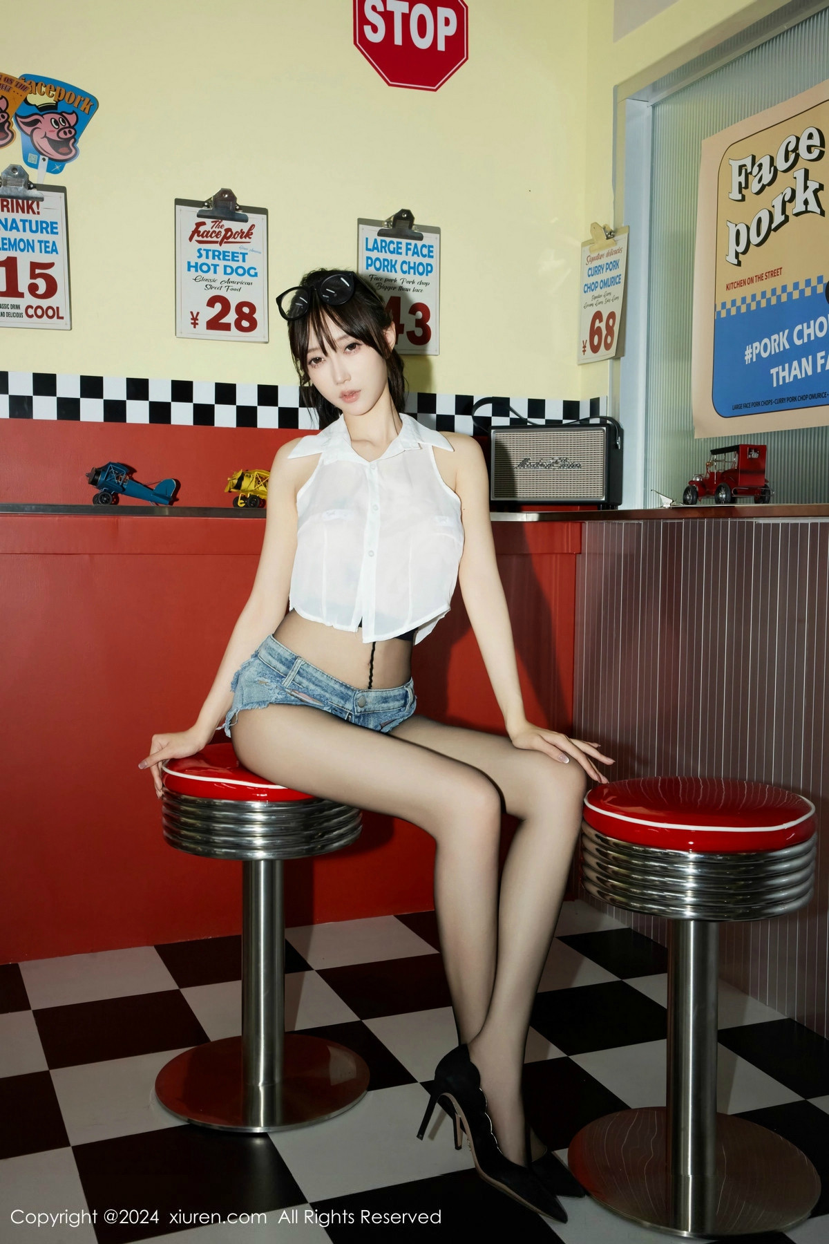 [XiuRen]高清写真图 2024.07.05 No.8811 玥儿玥er 黑丝美腿