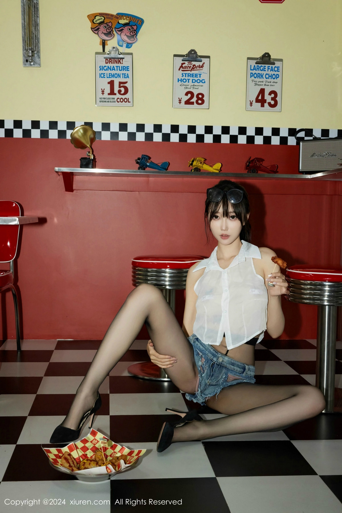 [XiuRen]高清写真图 2024.07.05 No.8811 玥儿玥er 黑丝美腿