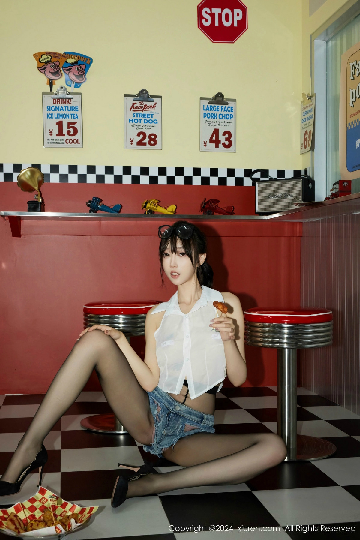 [XiuRen]高清写真图 2024.07.05 No.8811 玥儿玥er 黑丝美腿