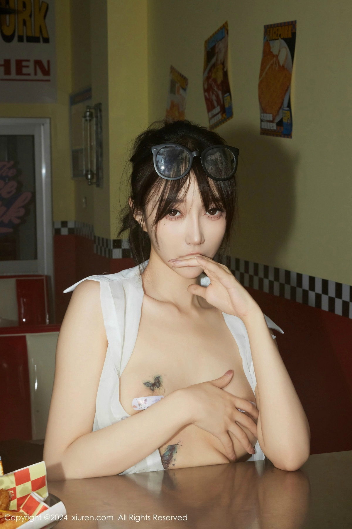 [XiuRen]高清写真图 2024.07.05 No.8811 玥儿玥er 黑丝美腿
