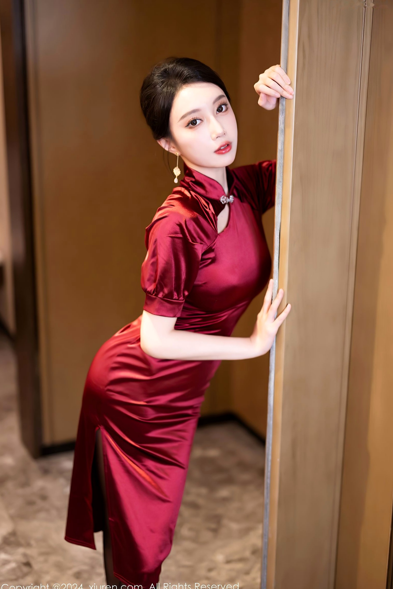 Gallery - 秀人网 - XiuRen 8479 玥儿玥哈尔滨旅拍，红色旗袍黑丝诱惑写真，魅力浴室私房大尺度合集秀人网 - XiuRen 旗袍黑丝浴室诱惑 玥儿玥女神私房照_秀色女神 - image 1