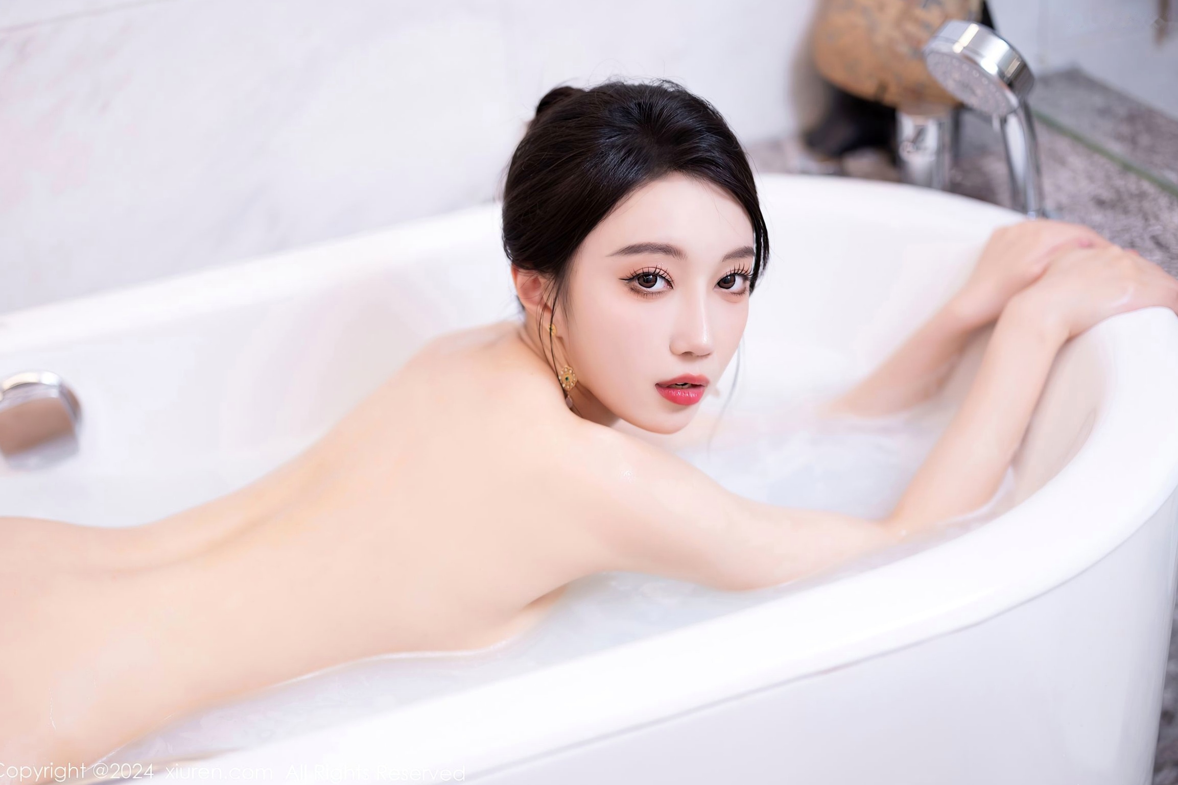 Gallery - 秀人网 - XiuRen 8479 玥儿玥哈尔滨旅拍，红色旗袍黑丝诱惑写真，魅力浴室私房大尺度合集秀人网 - XiuRen 旗袍黑丝浴室诱惑 玥儿玥女神私房照_秀色女神 - image 52