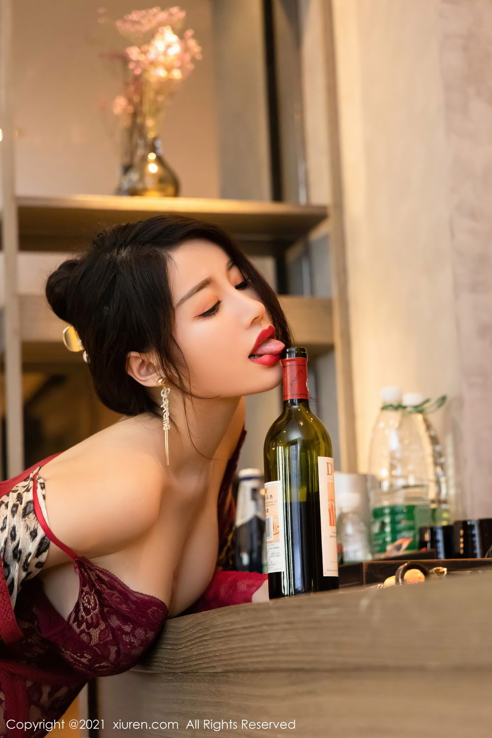 美七Mia的剧情主题 送瓶红酒到房间