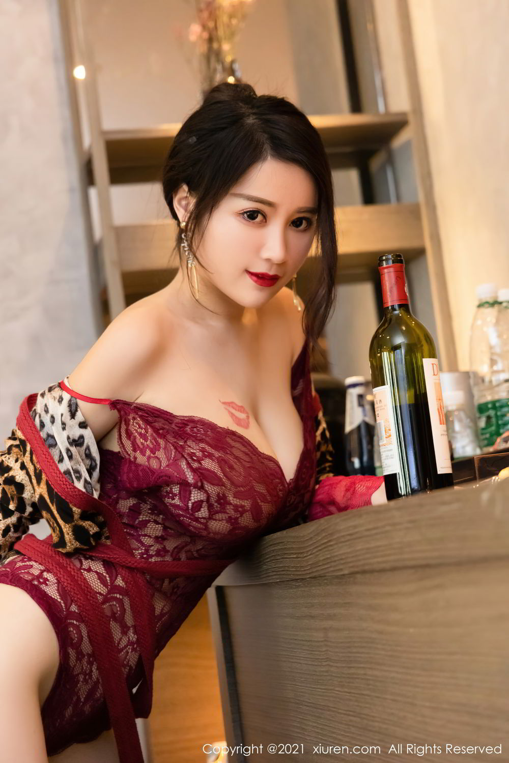 美七Mia的剧情主题 送瓶红酒到房间