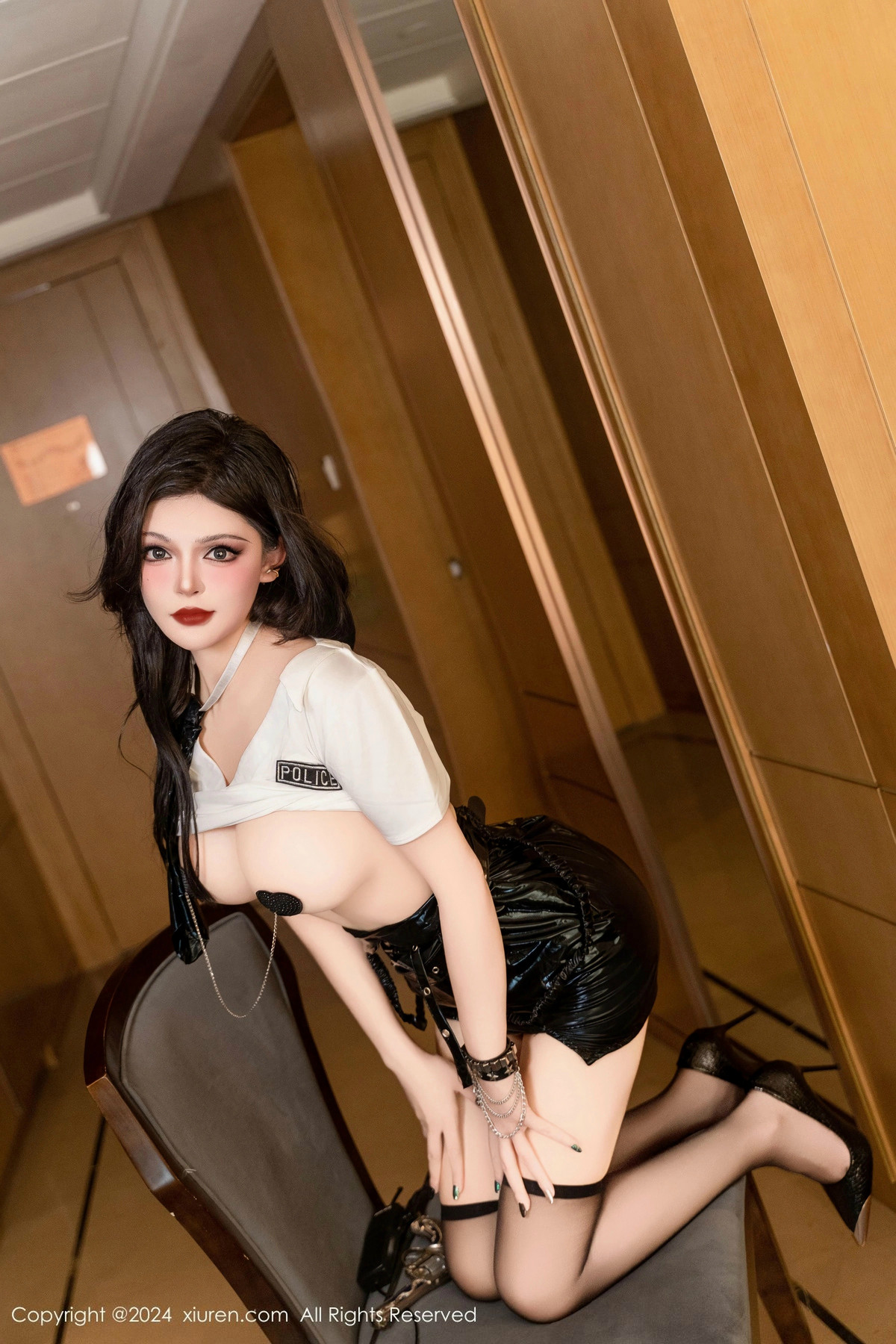 [XiuRen]高清写真图 2024.12.26 No.9661 伊丽莎有点白 黑丝美腿
