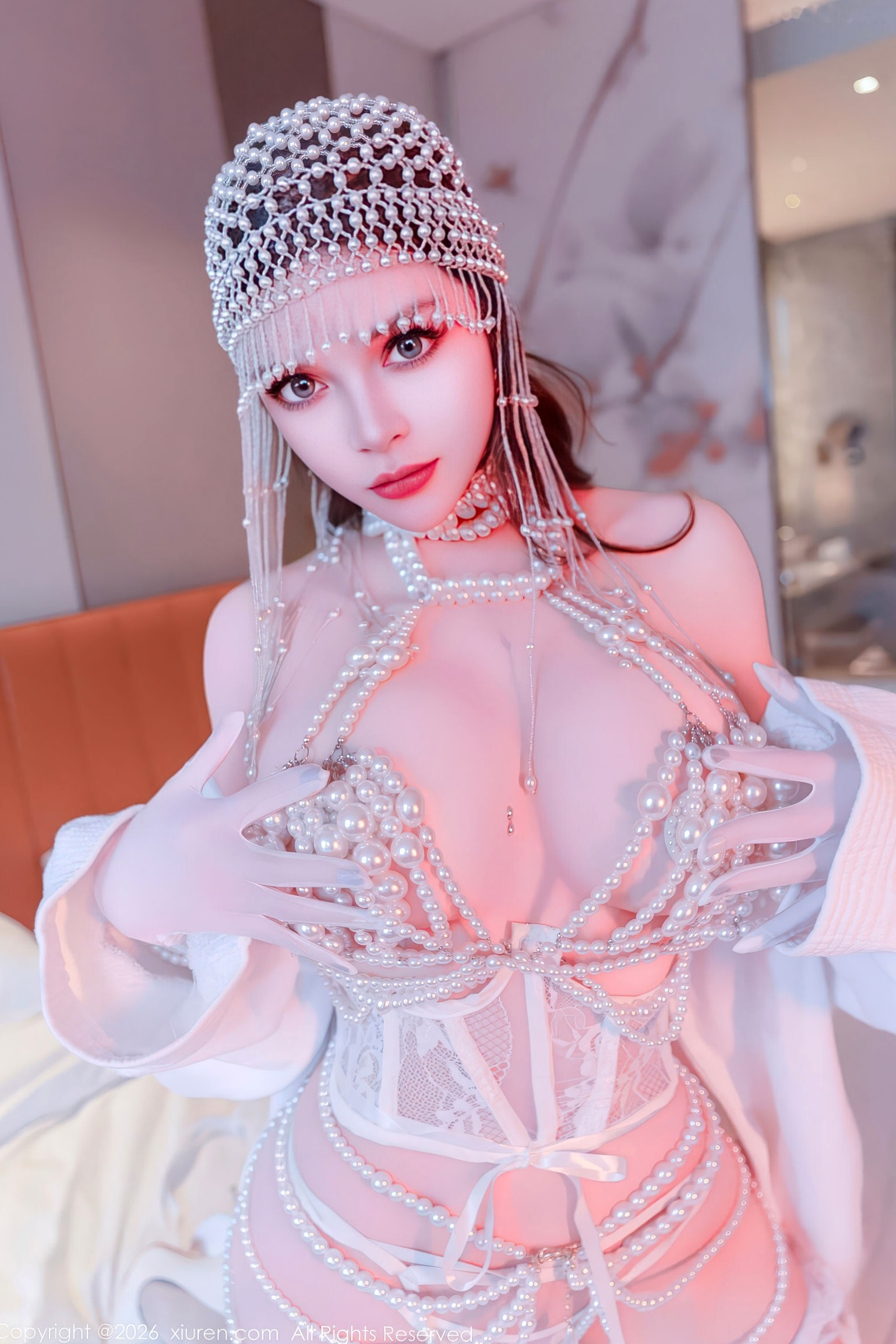 XiuRen秀人网 11224 伊丽莎有点白 珍珠情趣内衣与金色吊带 奢华私房性感诱惑写真