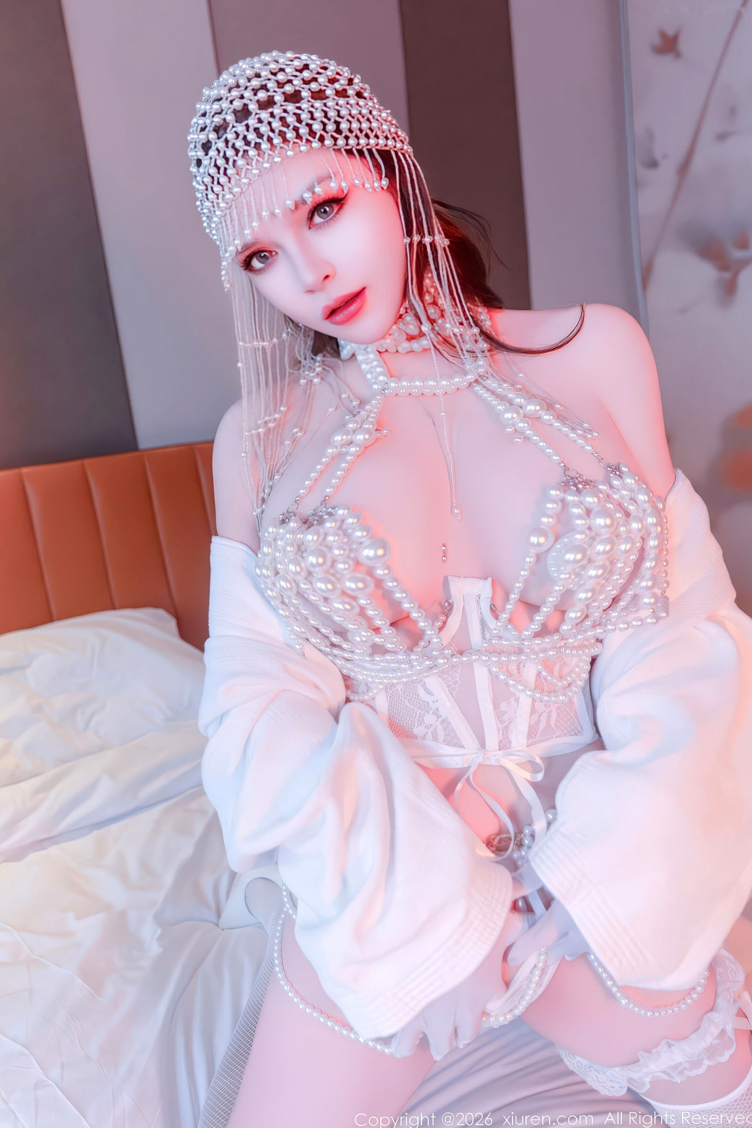 XiuRen秀人网 11224 伊丽莎有点白 珍珠情趣内衣与金色吊带 奢华私房性感诱惑写真