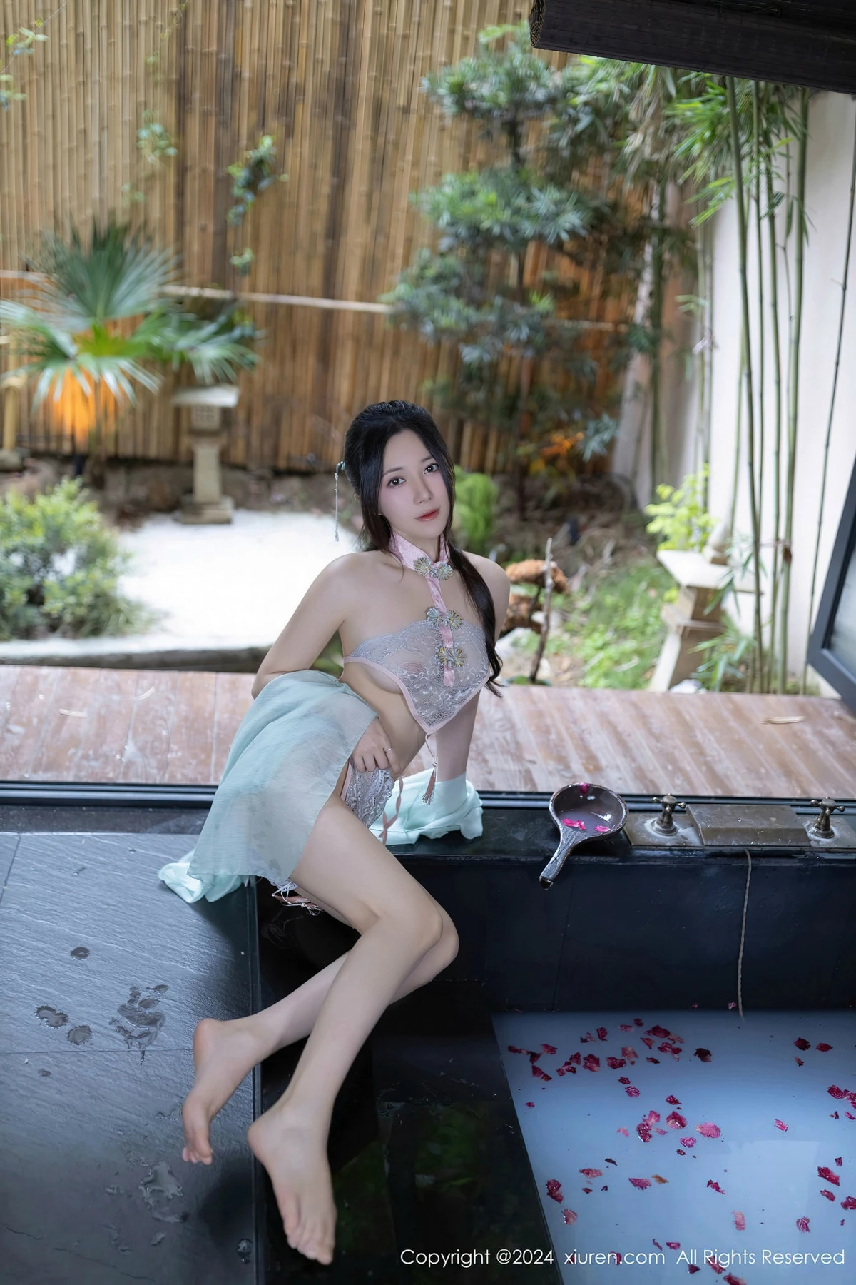 [XiuRen]高清写真图 2024.04.19 No.8428 鱼子酱Fish 美腿性感