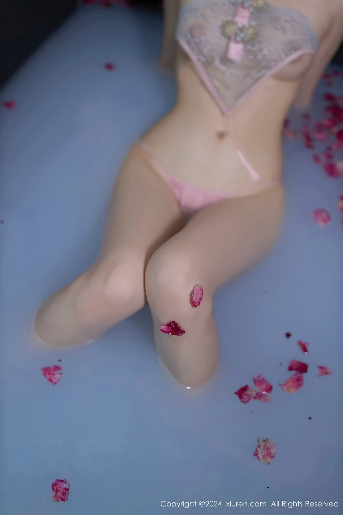 [XiuRen]高清写真图 2024.04.19 No.8428 鱼子酱Fish 美腿性感
