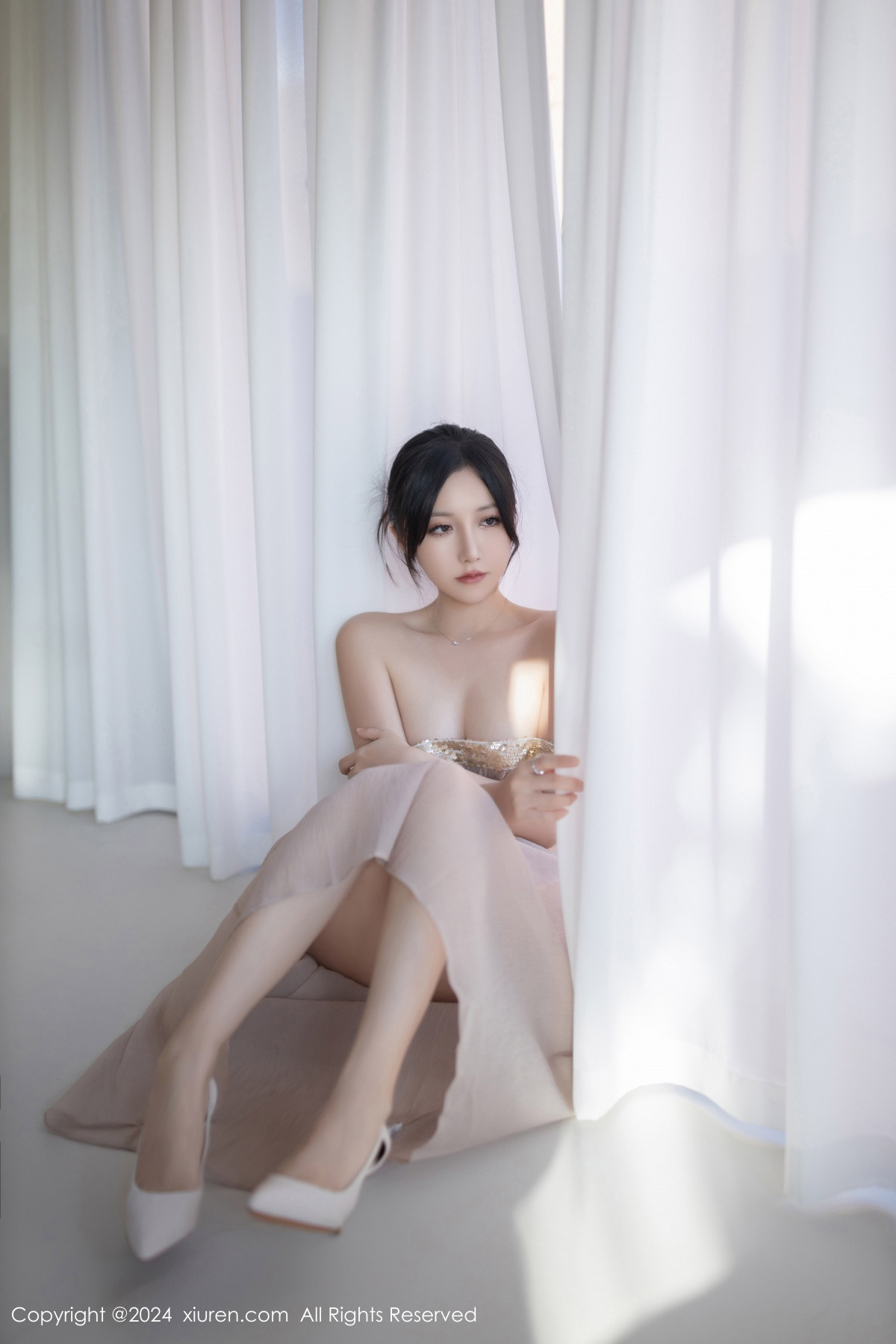 [XiuRen]高清写真图 2024.11.22 No.9492 鱼子酱Fish 美腿性感