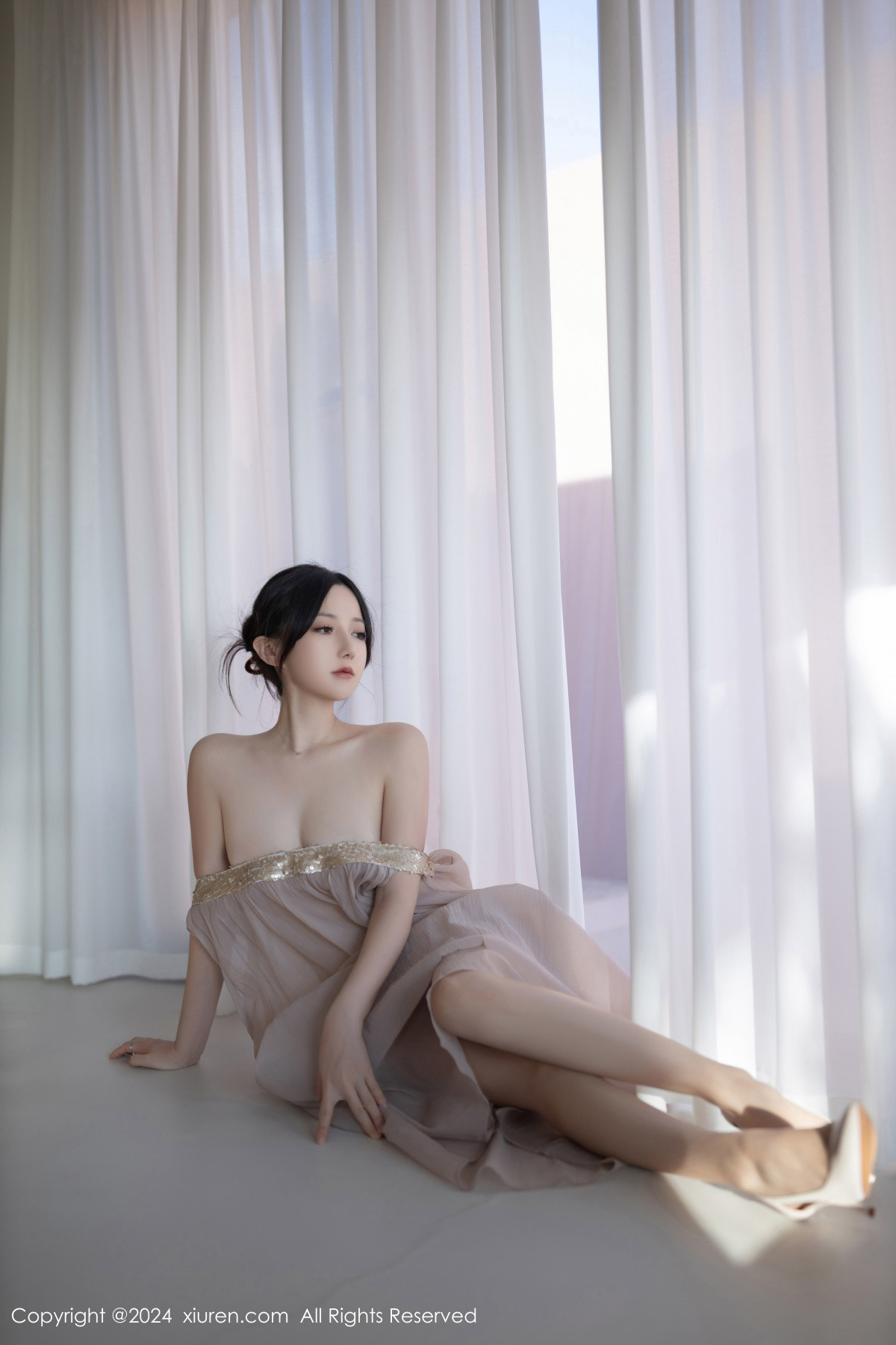 [XiuRen]高清写真图 2024.11.22 No.9492 鱼子酱Fish 美腿性感