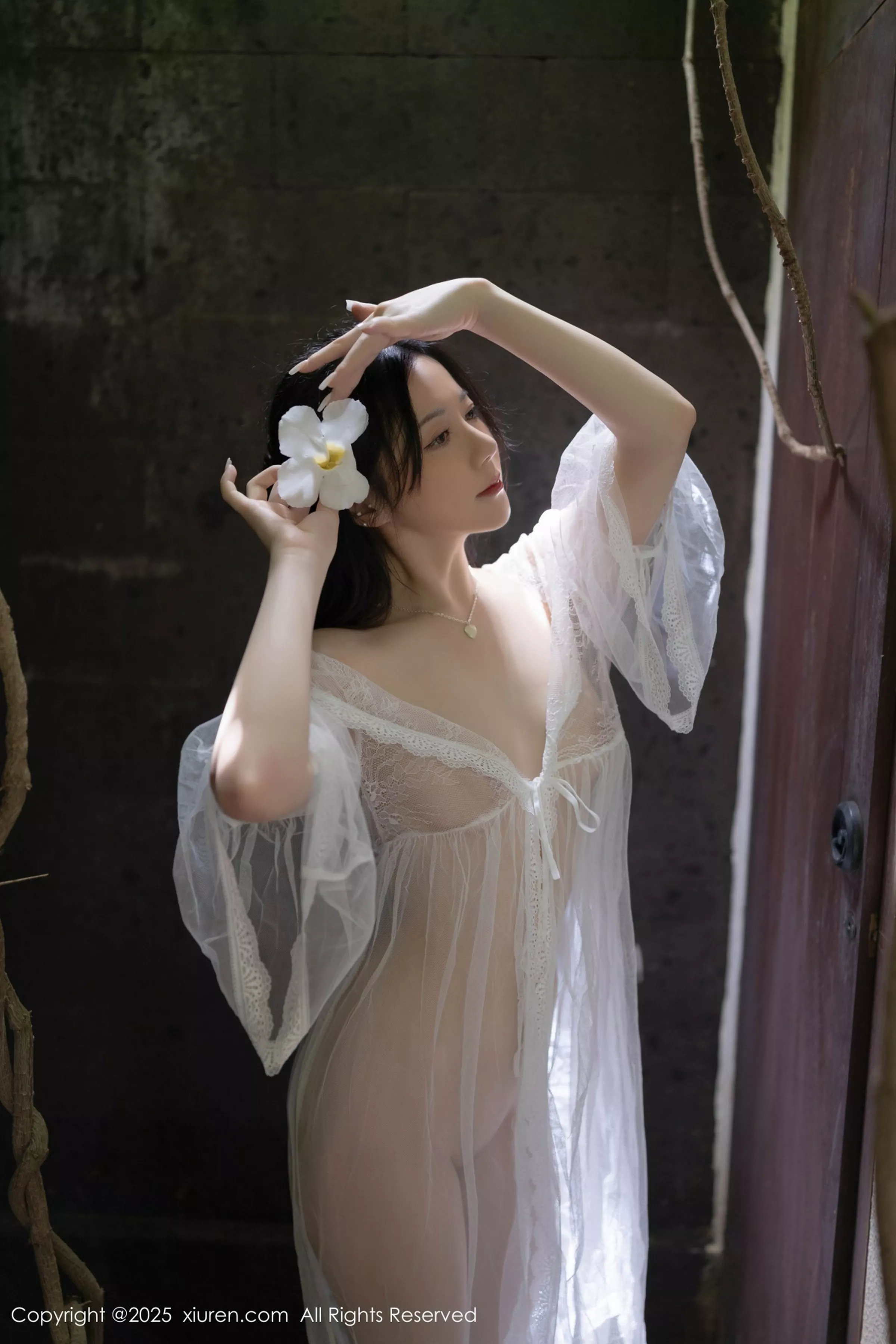 [XiuRen]高清写真图 2025.04.18 No.10173 鱼子酱Fish 轻透连衣裙