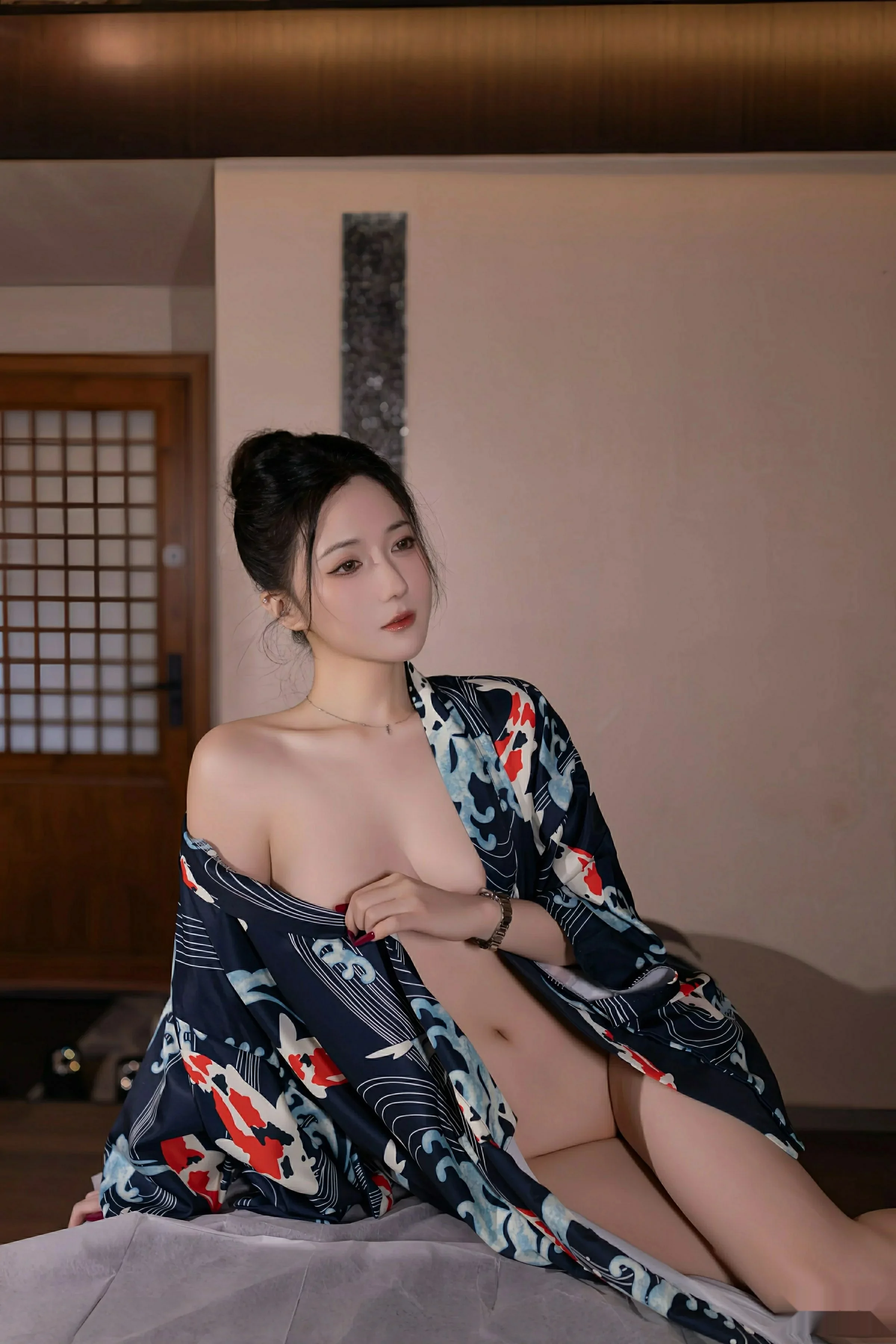 [XiuRen]高清写真图 2025.08.08 No.10635 鱼子酱Fish 灰色衬衫
