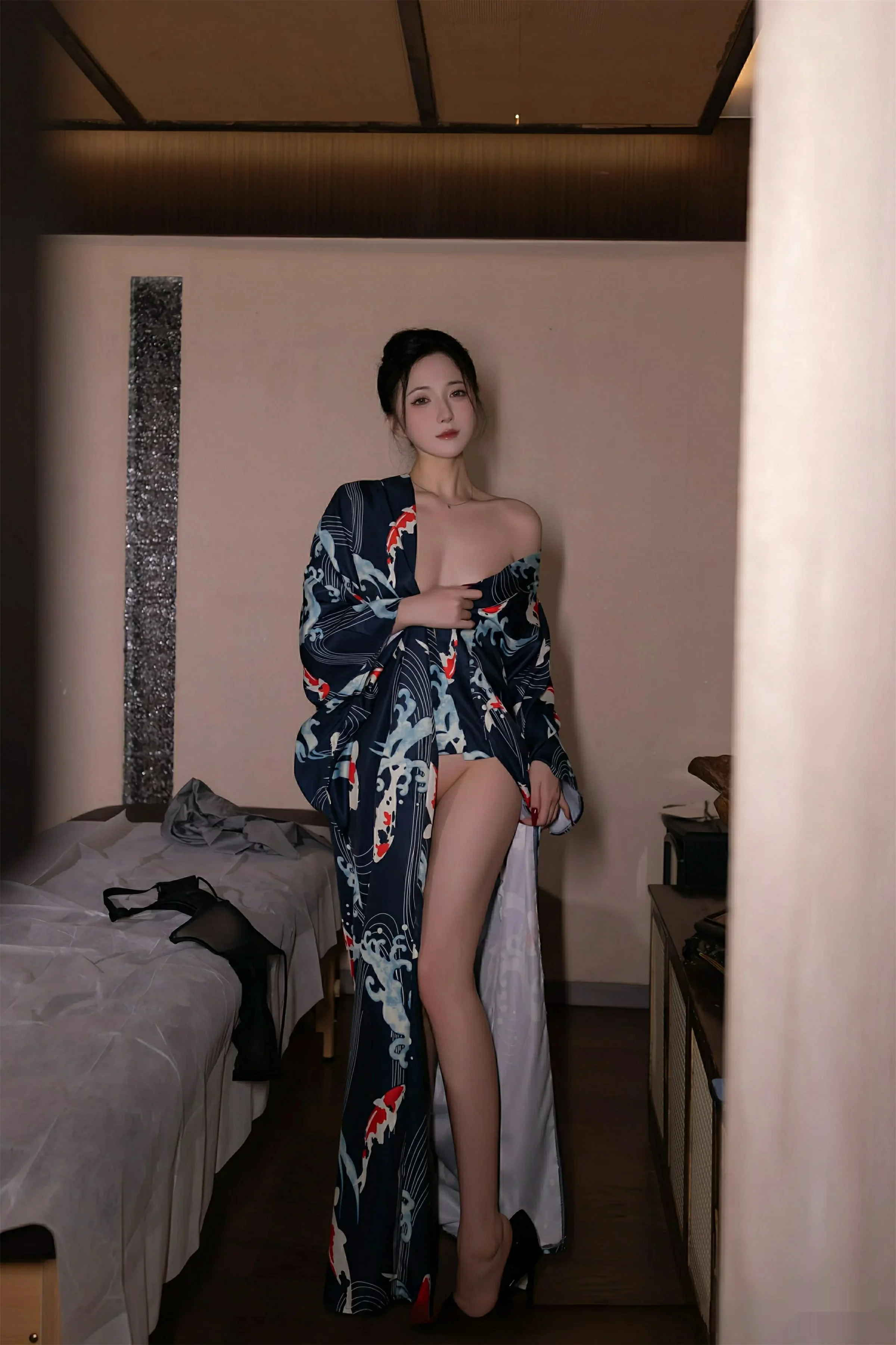[XiuRen]高清写真图 2025.08.08 No.10635 鱼子酱Fish 灰色衬衫
