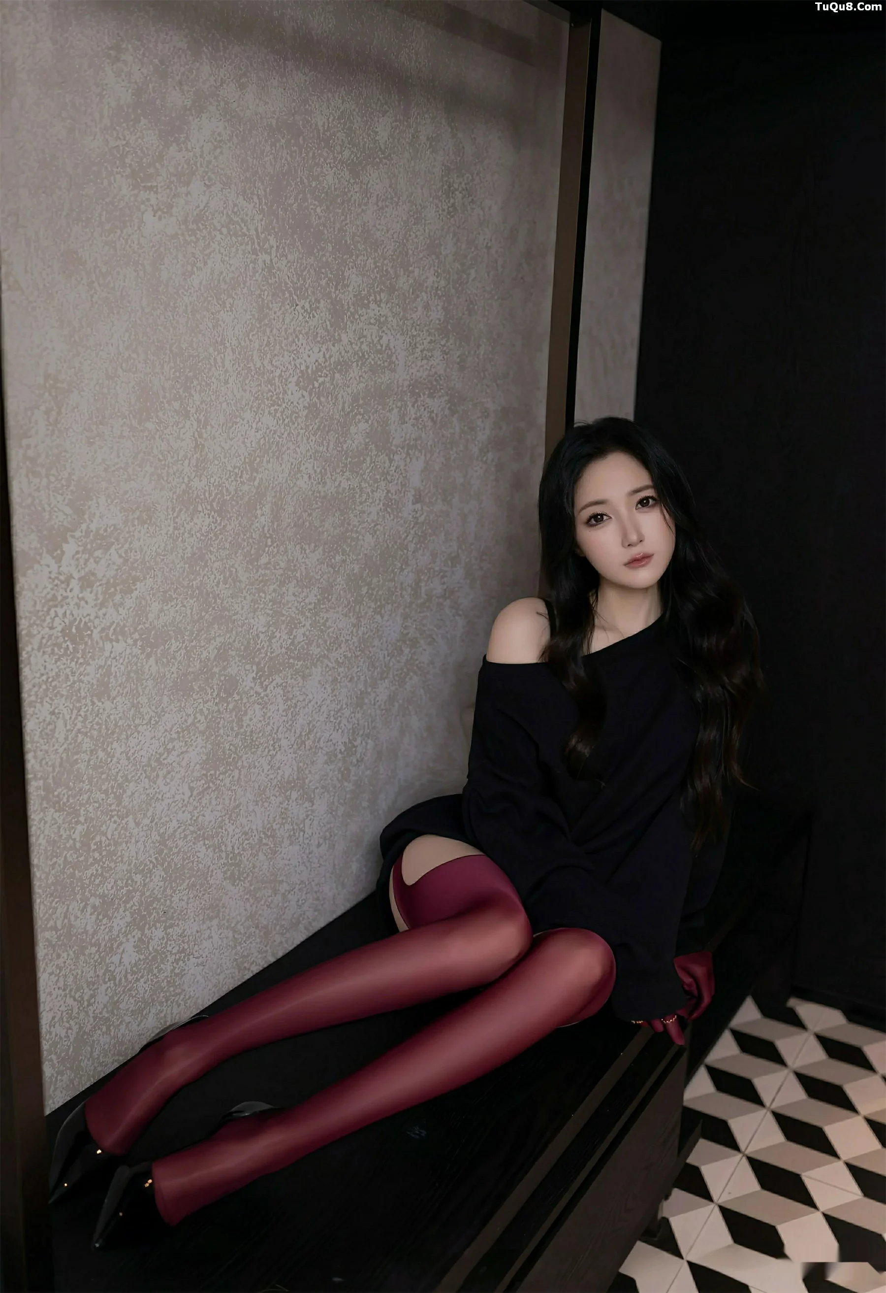 [XiuRen]高清写真图 2025.09.19 No.10790 鱼子酱Fish 红色丝袜