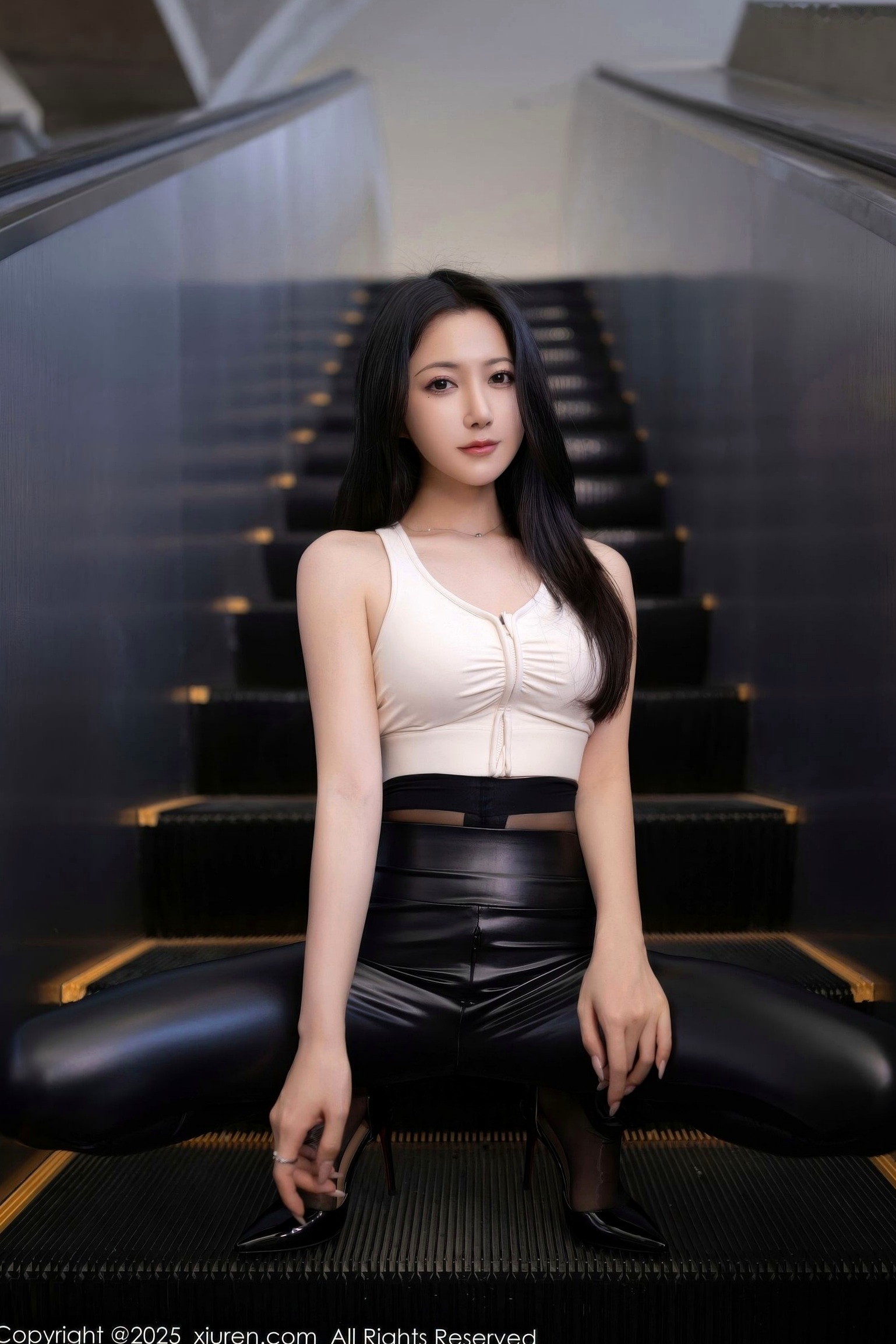 XiuRen秀人网-11021-鱼子酱Fish：极致曲线，黑色皮裤背心演绎冷艳时尚，机场场景尽显火辣御姐范