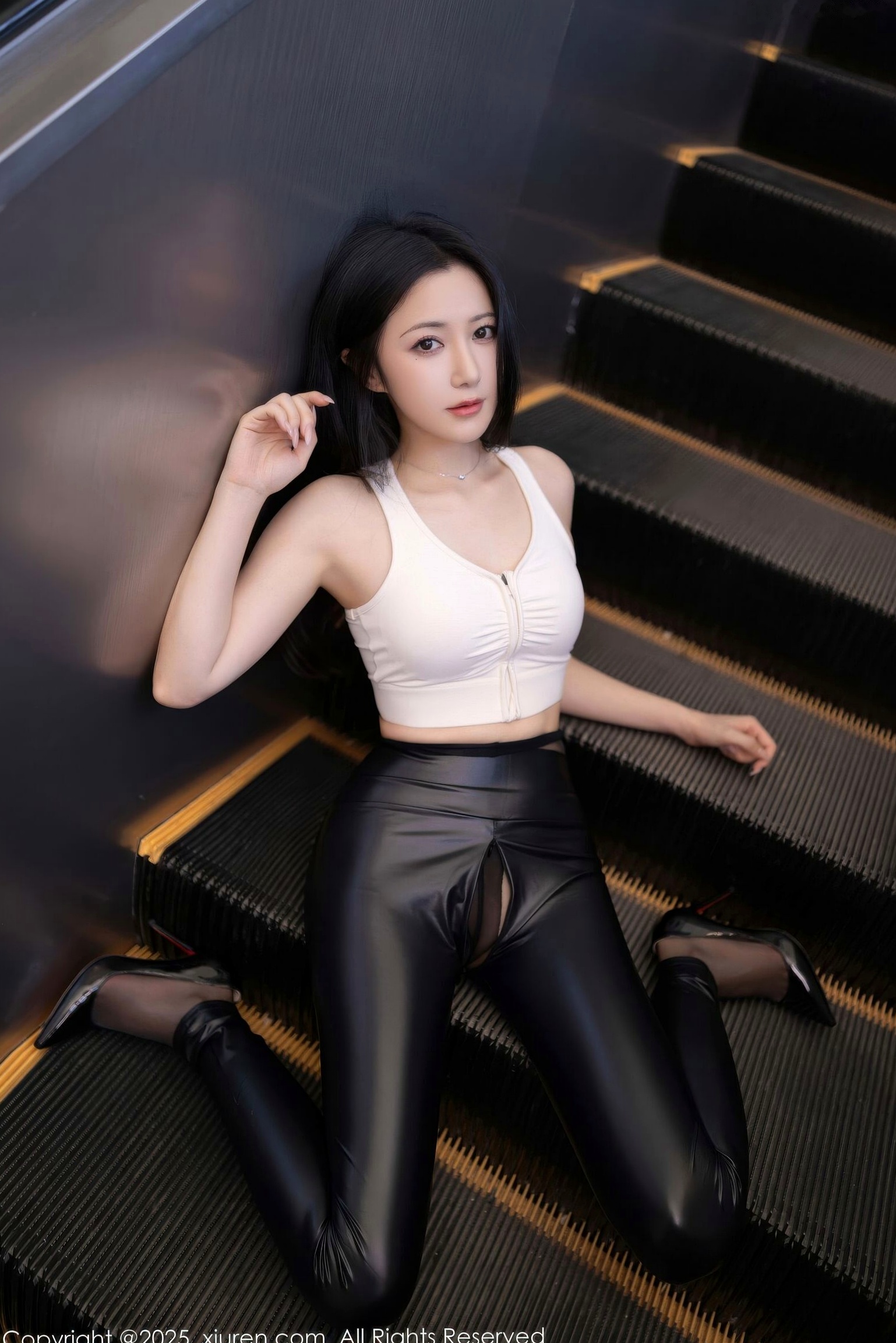 XiuRen秀人网-11021-鱼子酱Fish：极致曲线，黑色皮裤背心演绎冷艳时尚，机场场景尽显火辣御姐范