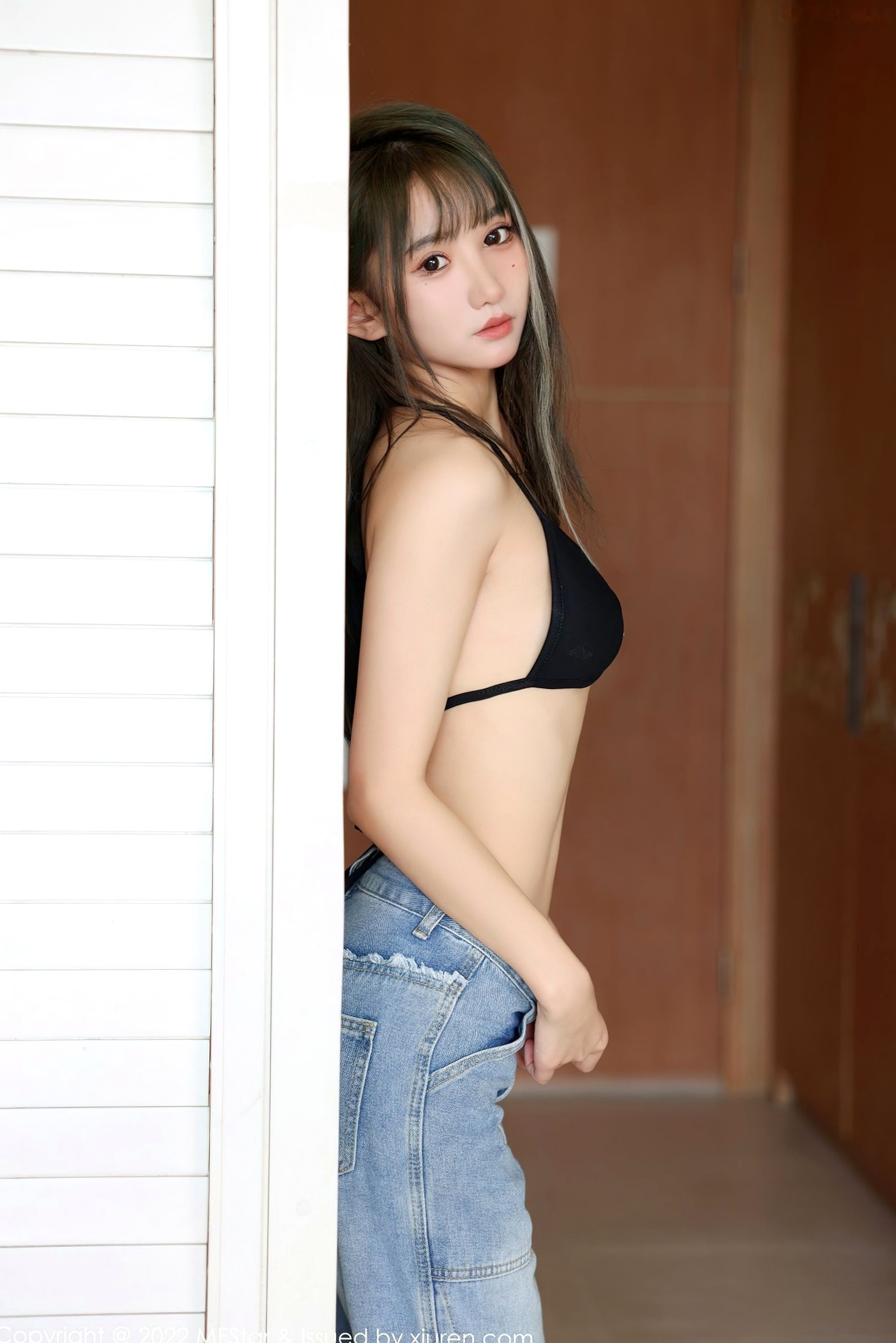 Gallery - 【MFStar模范学院】小果冻儿Jelly海南岛旅拍，极品美腿牛仔裤搭配黑色蕾丝内衣，演绎清纯甜美与性感诱惑，火辣迷人，第553期模范学院性感清纯极品内衣诱惑 小果冻儿jelly女神私房照_秀色女神 - image 2