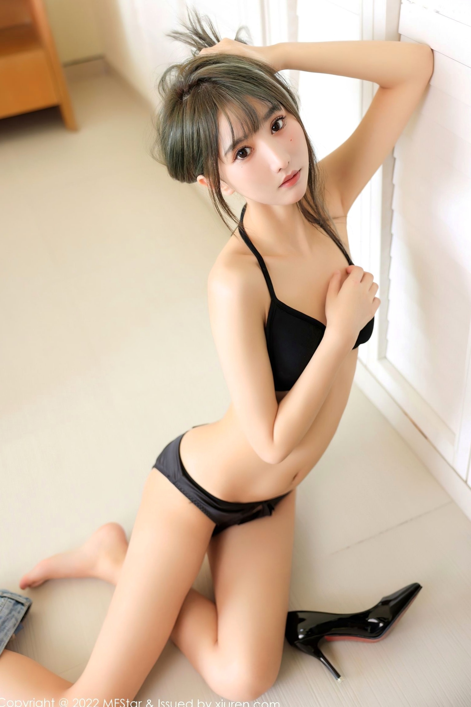 Gallery - 【MFStar模范学院】小果冻儿Jelly海南岛旅拍，极品美腿牛仔裤搭配黑色蕾丝内衣，演绎清纯甜美与性感诱惑，火辣迷人，第553期模范学院性感清纯极品内衣诱惑 小果冻儿jelly女神私房照_秀色女神 - image 22
