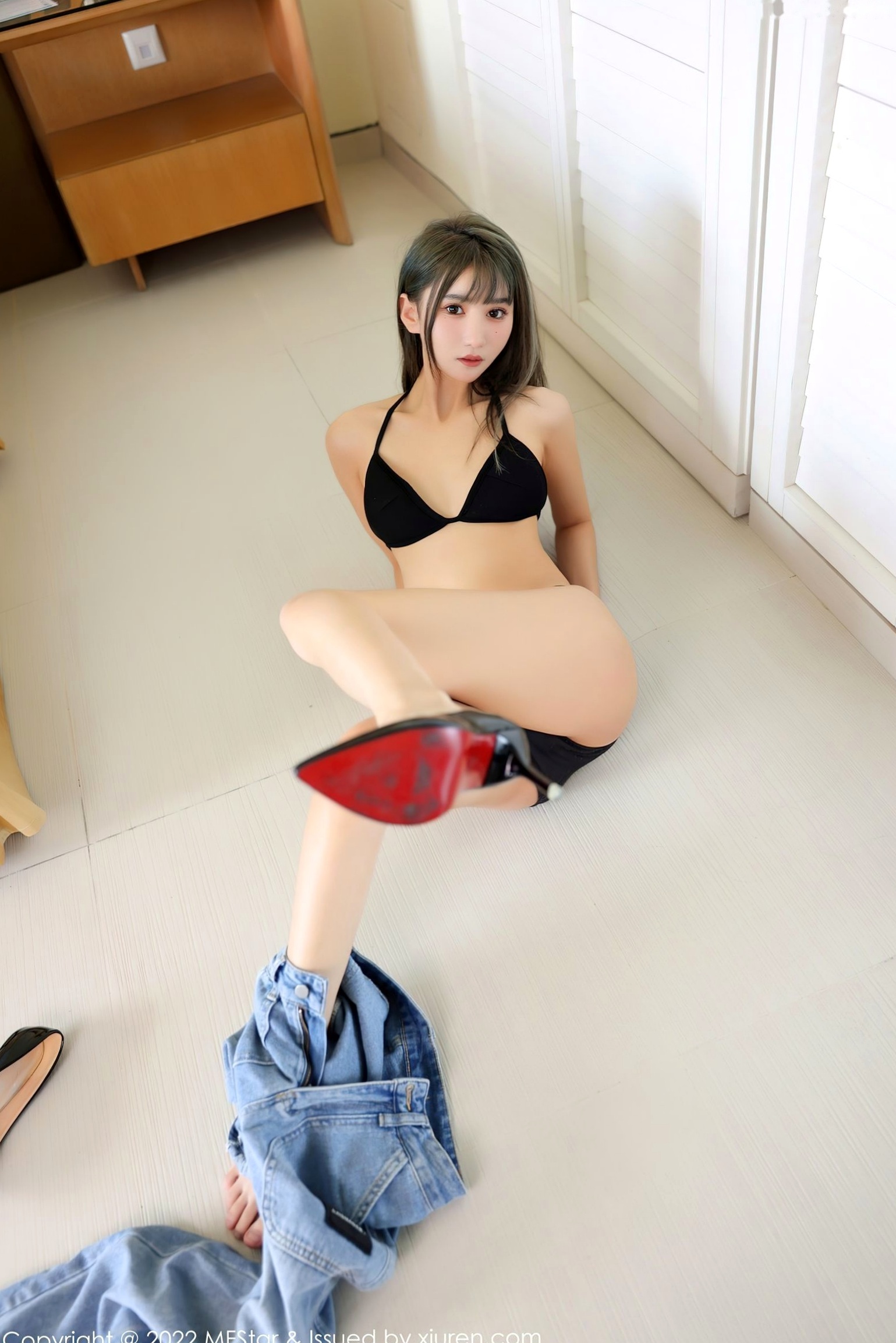 Gallery - 【MFStar模范学院】小果冻儿Jelly海南岛旅拍，极品美腿牛仔裤搭配黑色蕾丝内衣，演绎清纯甜美与性感诱惑，火辣迷人，第553期模范学院性感清纯极品内衣诱惑 小果冻儿jelly女神私房照_秀色女神 - image 24