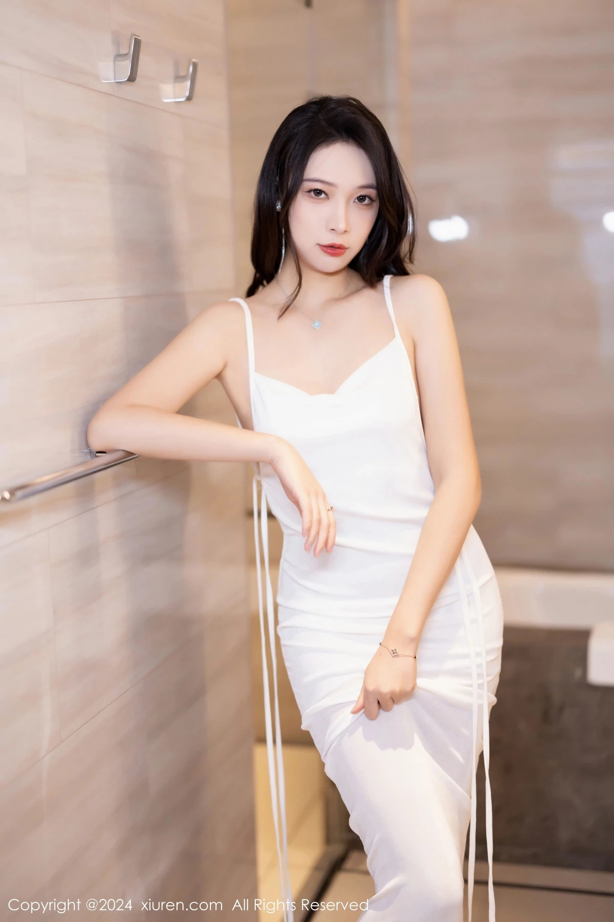 [XiuRen]高清写真图 2024.03.22 No.8272 郑颖姗Bev 长裙美腿