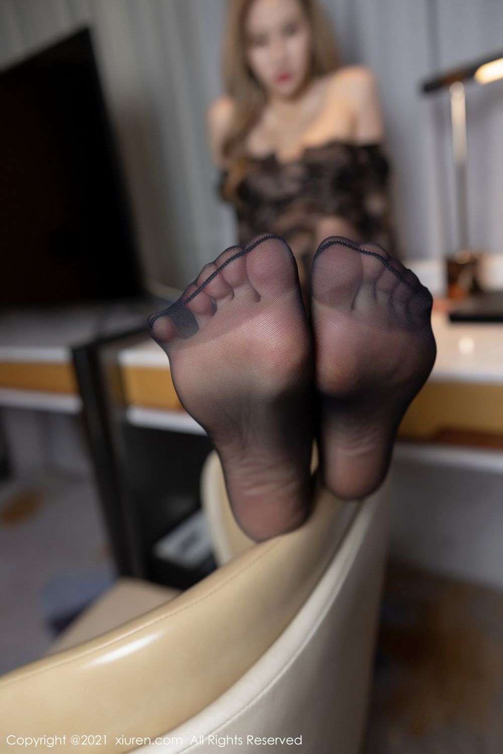 婀娜模特张欣欣 皮裙与黑丝服饰