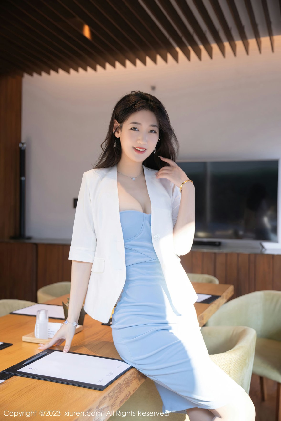 [XiuRen]高清写真图 2023.03.06 No.6368 唐安琪 短裙美腿