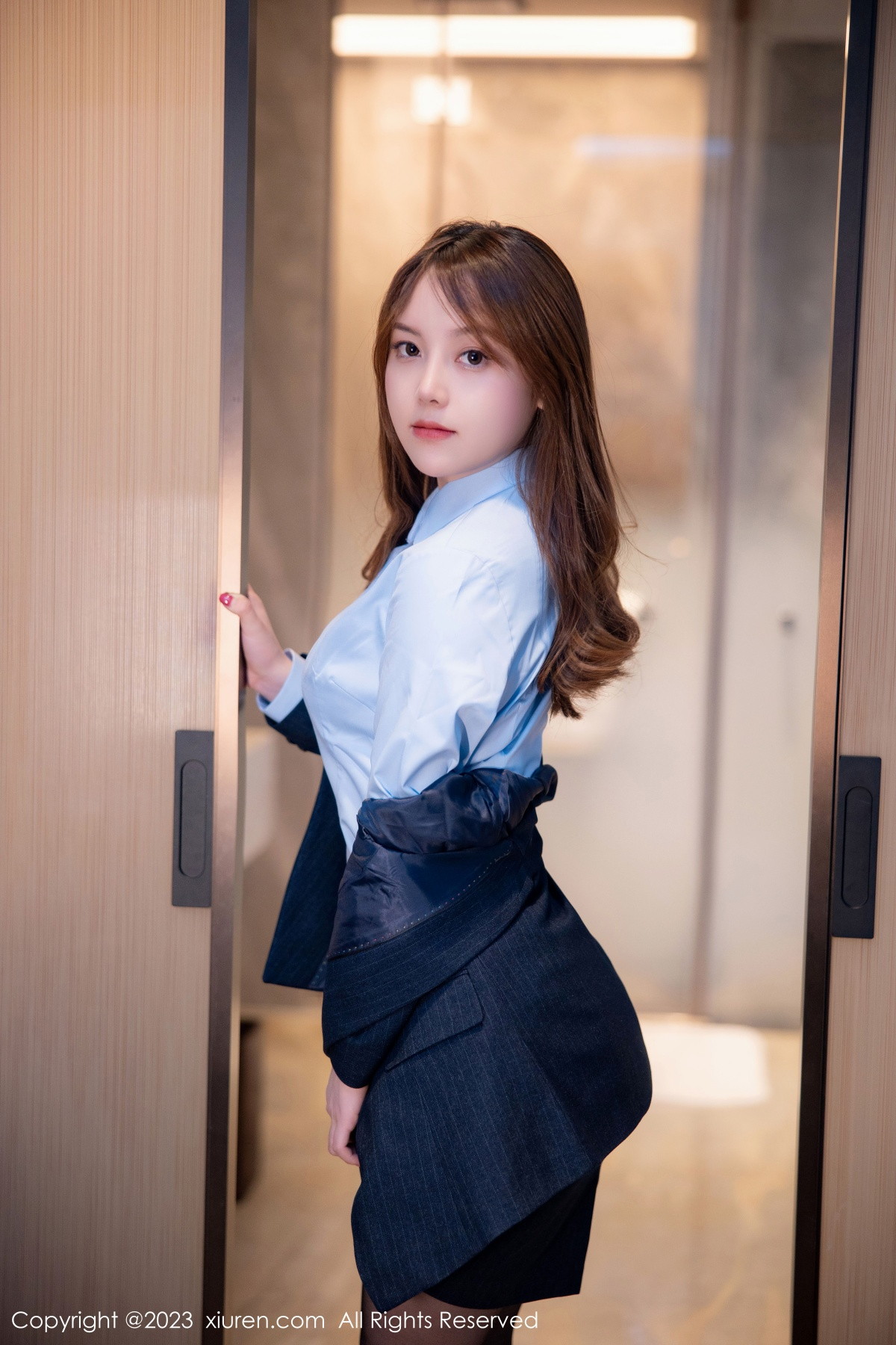 [XiuRen]高清写真图 2023.01.30 No.6190 豆瓣酱 制服美臀