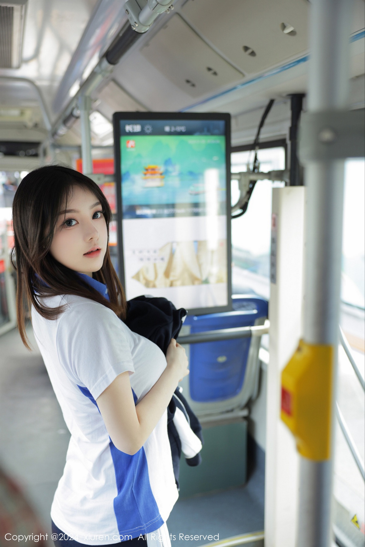 [XiuRen]高清写真图 2024.01.19 No.7994 豆瓣酱 制服美臀