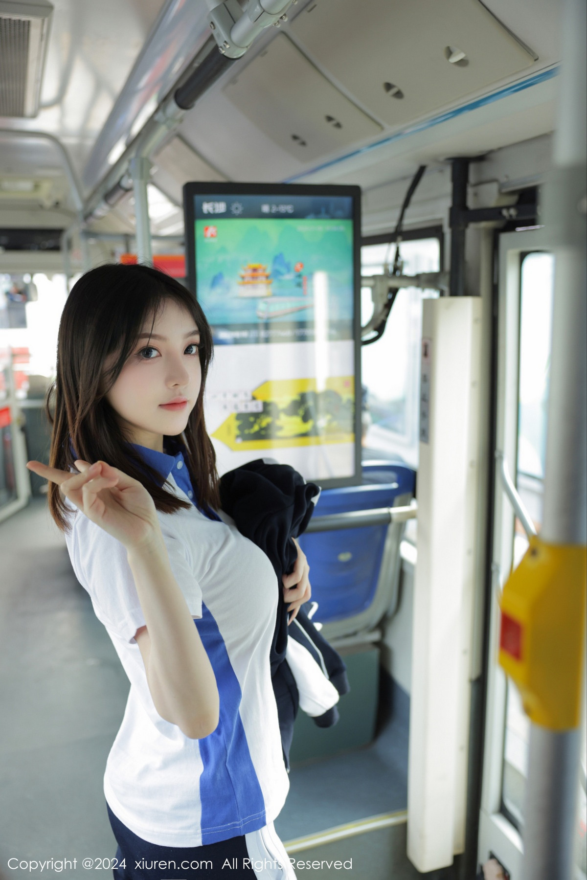 [XiuRen]高清写真图 2024.01.19 No.7994 豆瓣酱 制服美臀