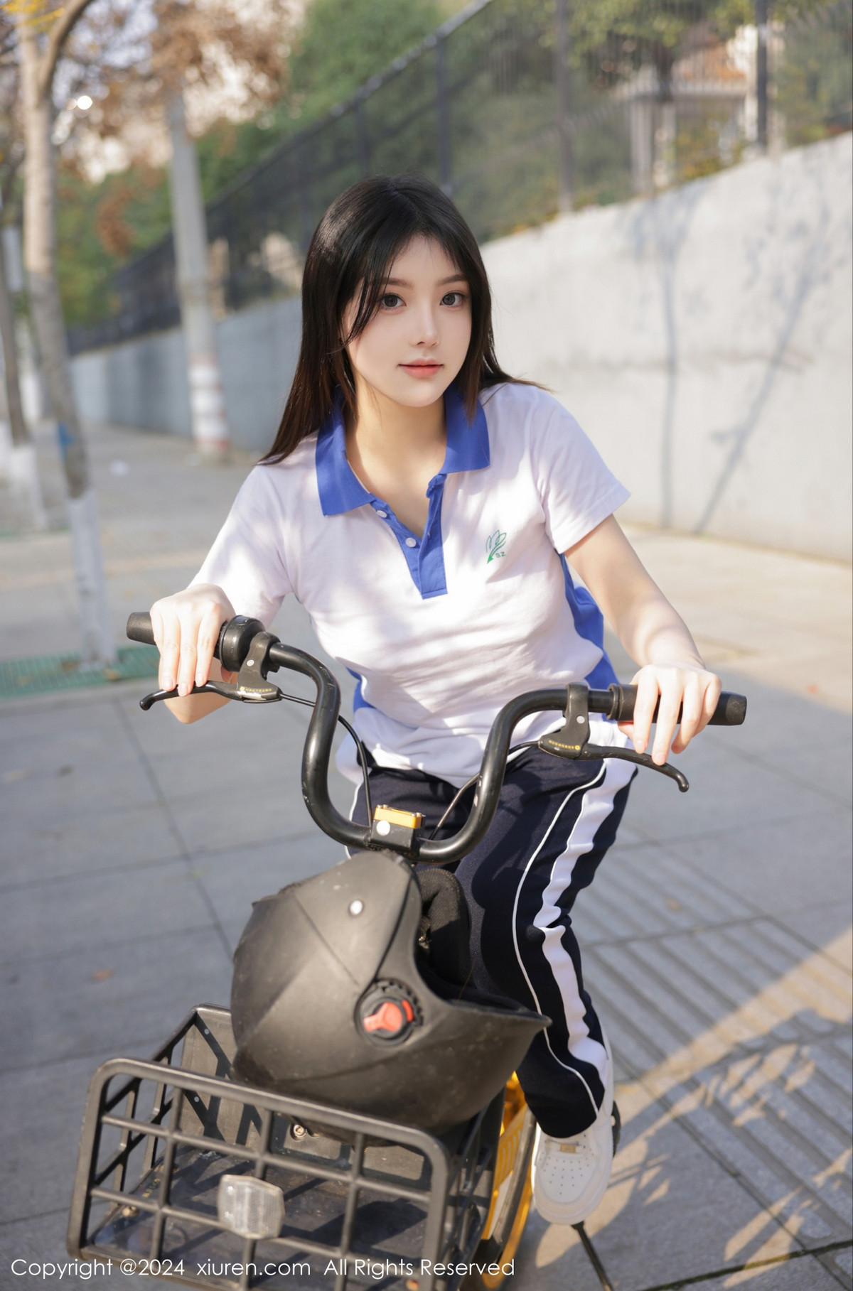 [XiuRen]高清写真图 2024.01.19 No.7994 豆瓣酱 制服美臀