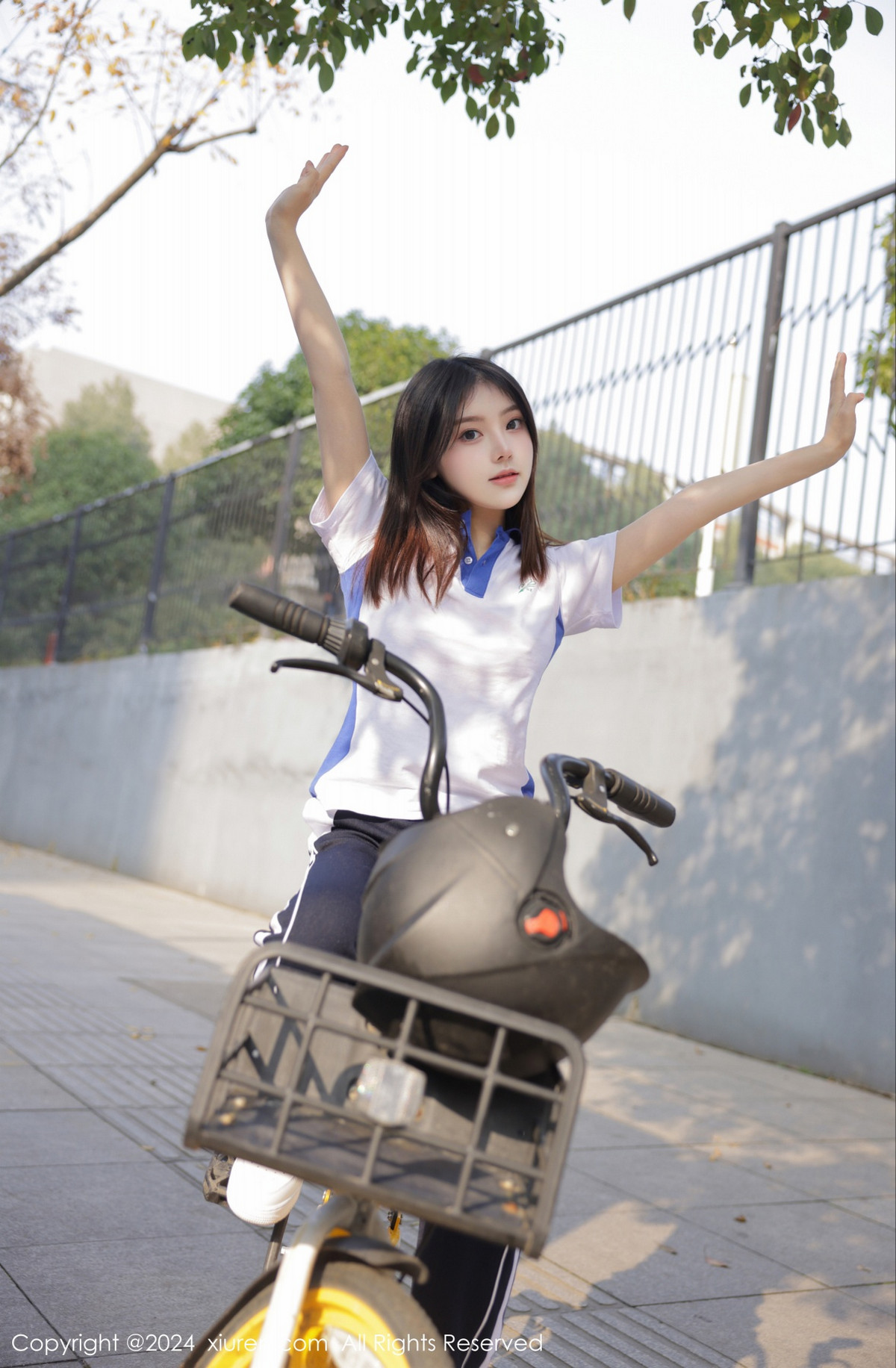 [XiuRen]高清写真图 2024.01.19 No.7994 豆瓣酱 制服美臀