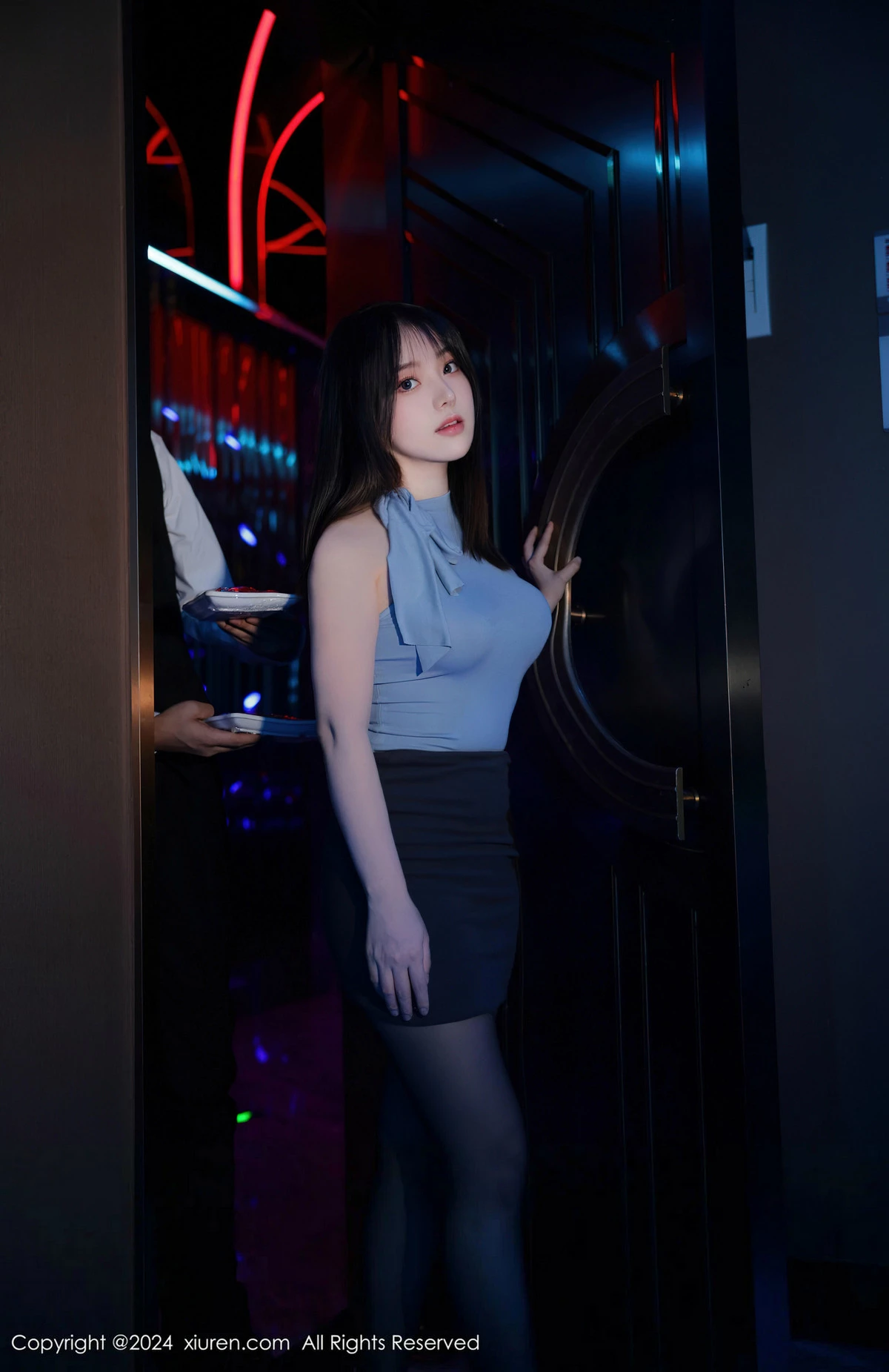 [XiuRen]高清写真图 2024.04.16 No.8402 豆瓣酱 美腿黑丝