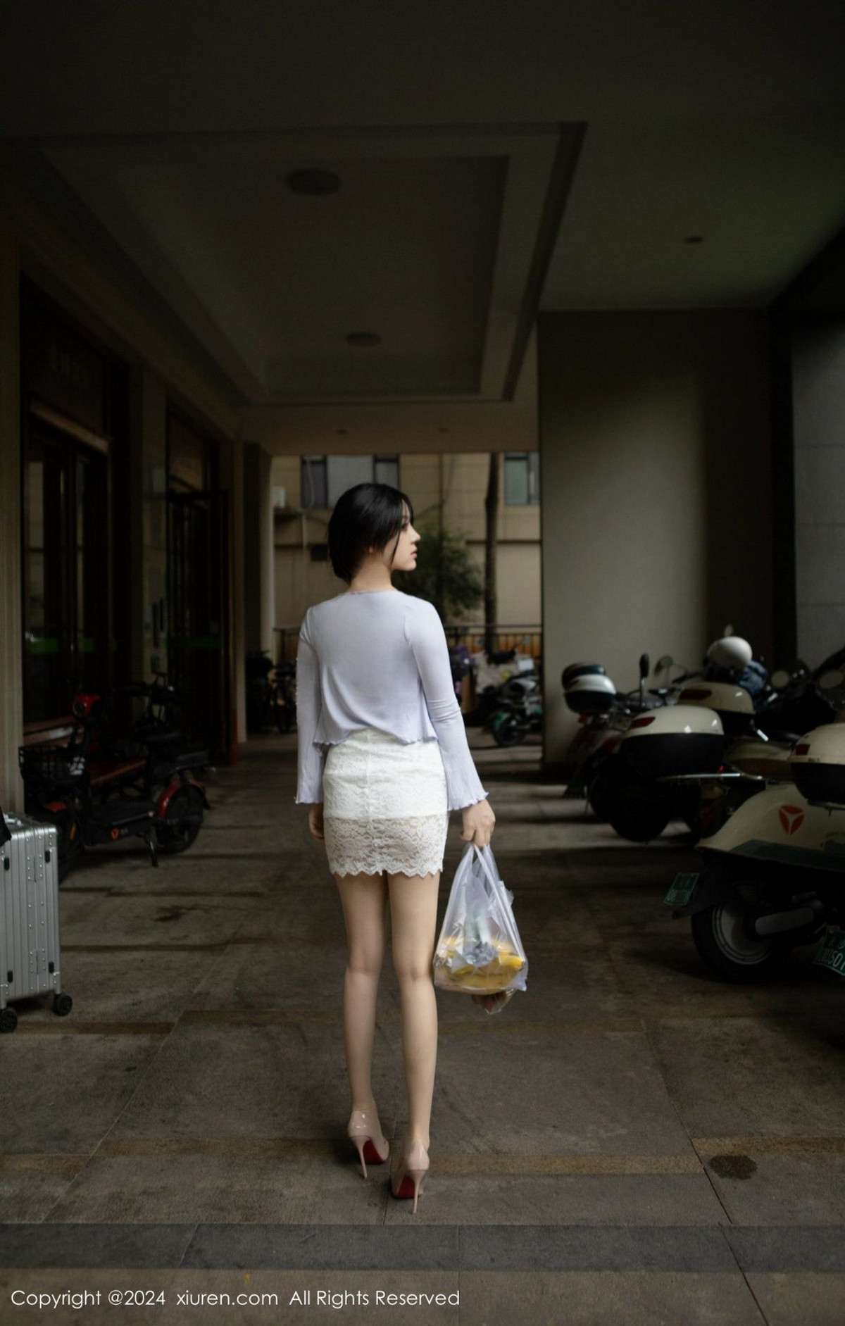 [XiuRen]高清写真图 2024.06.07 No.8677 豆瓣酱 丝袜美腿