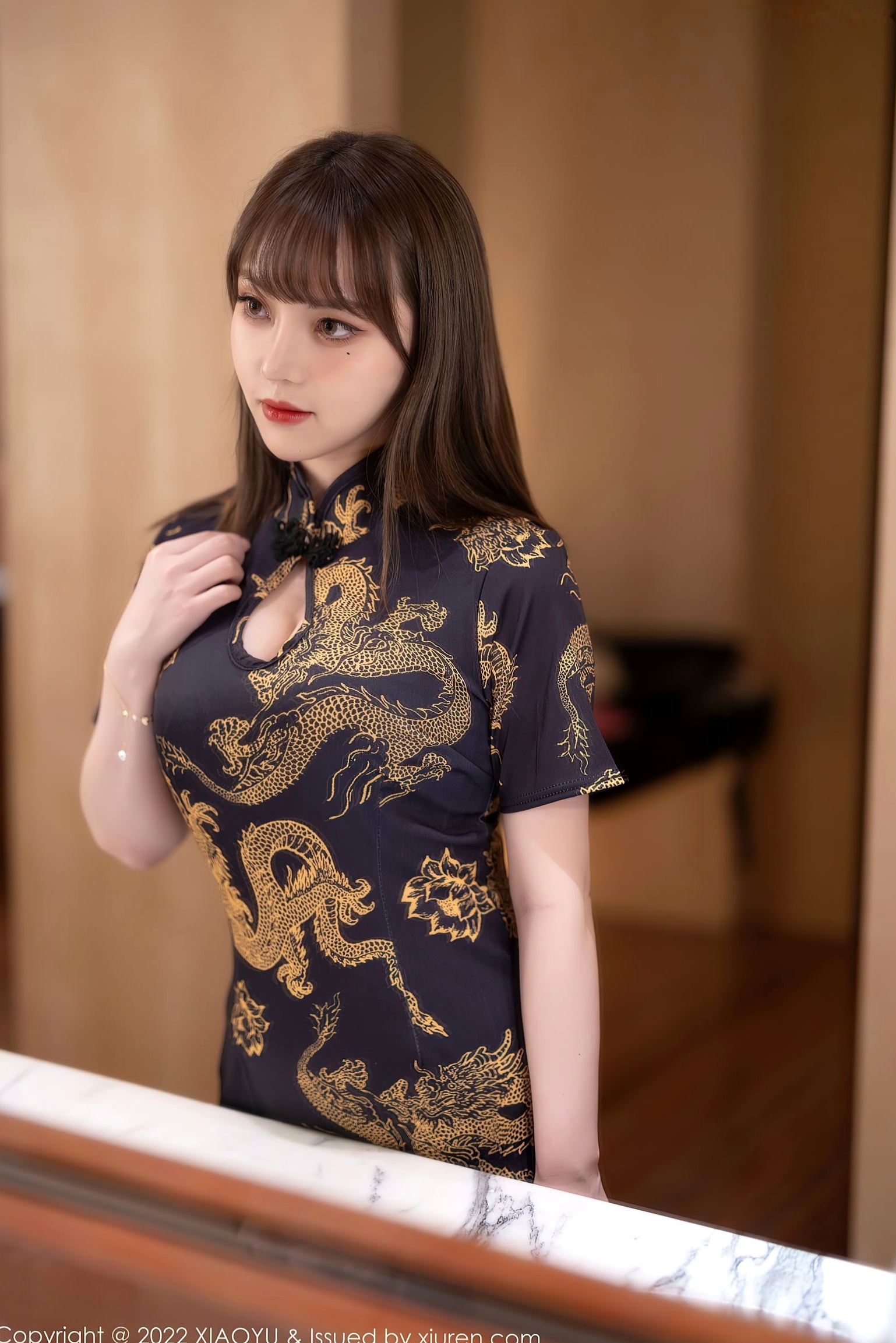 Gallery - XiaoYu语画界 - Painting World -707-豆瓣酱：黑金龙纹旗袍诱惑，原色丝袜秀美腿，室内极致性感私房大片语画界 - Painting World 旗袍丝袜性感诱惑私房照 豆瓣酱女神私房照_秀色女神 - image 1