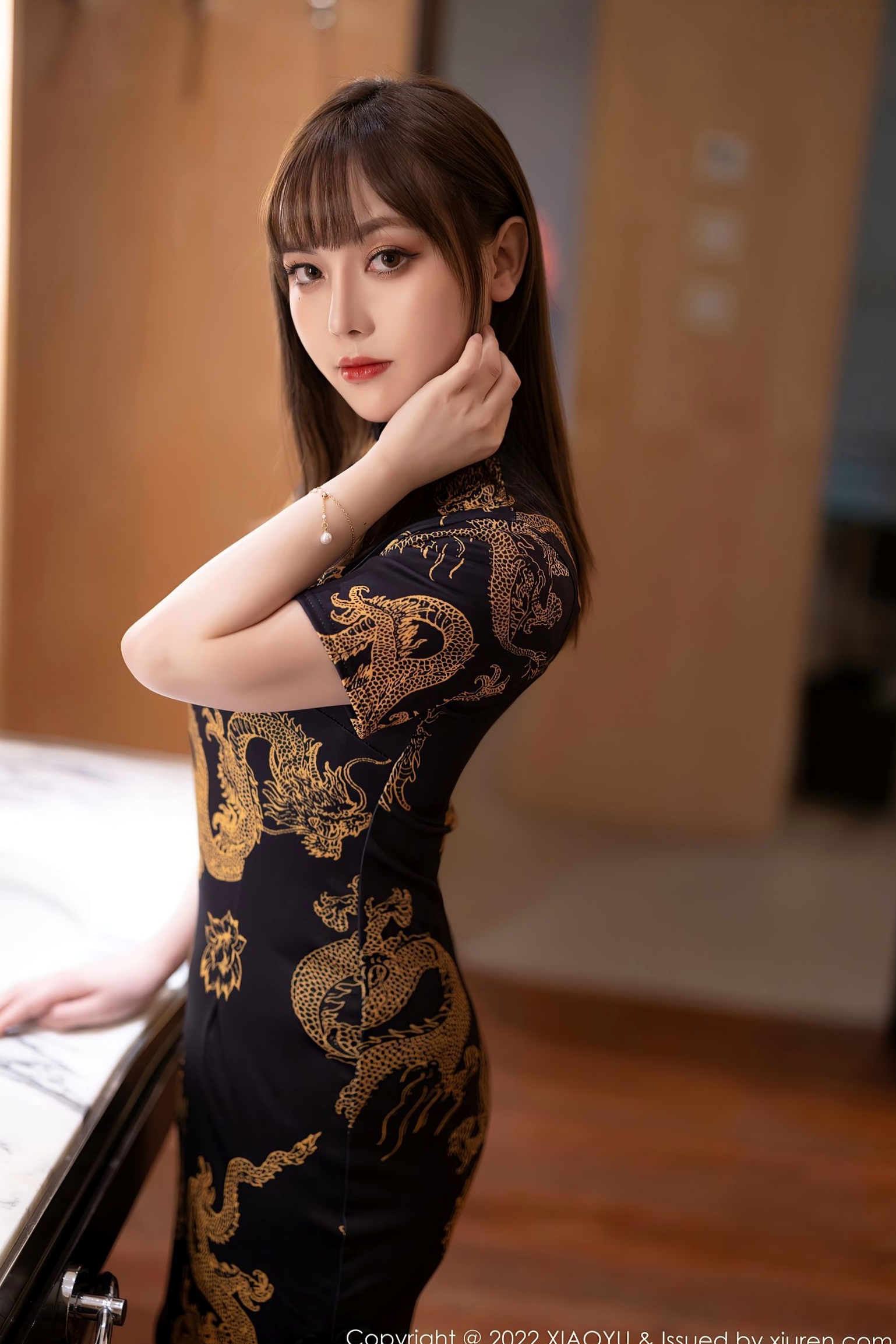 Gallery - XiaoYu语画界 - Painting World -707-豆瓣酱：黑金龙纹旗袍诱惑，原色丝袜秀美腿，室内极致性感私房大片语画界 - Painting World 旗袍丝袜性感诱惑私房照 豆瓣酱女神私房照_秀色女神 - image 2