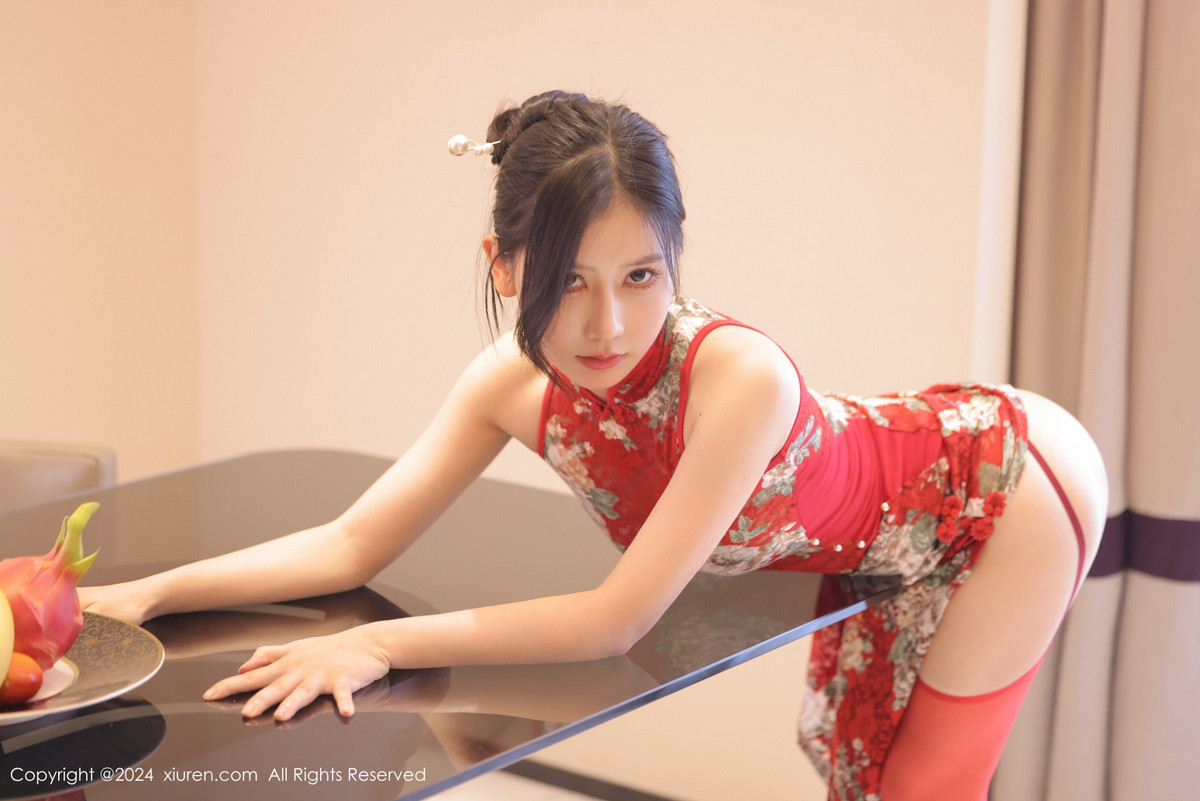 [XiuRen]高清写真图 2024.07.17 No.8871 尹甜甜 丝袜美腿