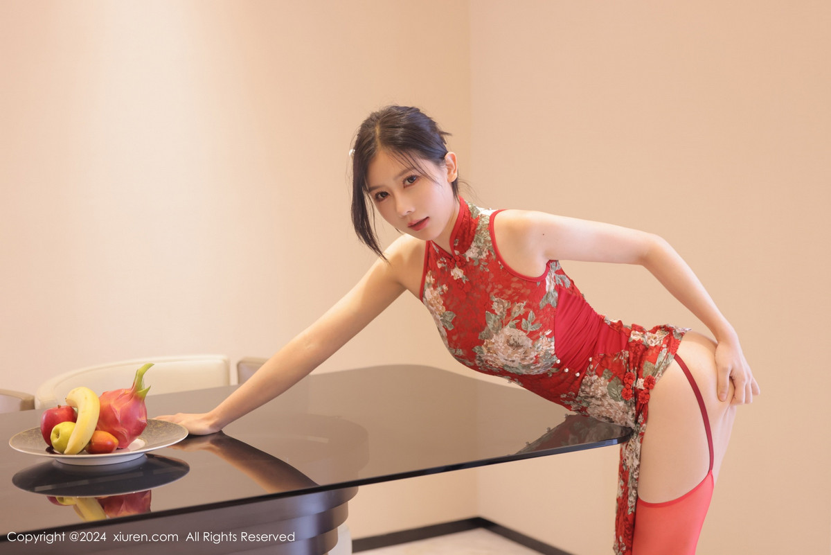[XiuRen]高清写真图 2024.07.17 No.8871 尹甜甜 丝袜美腿