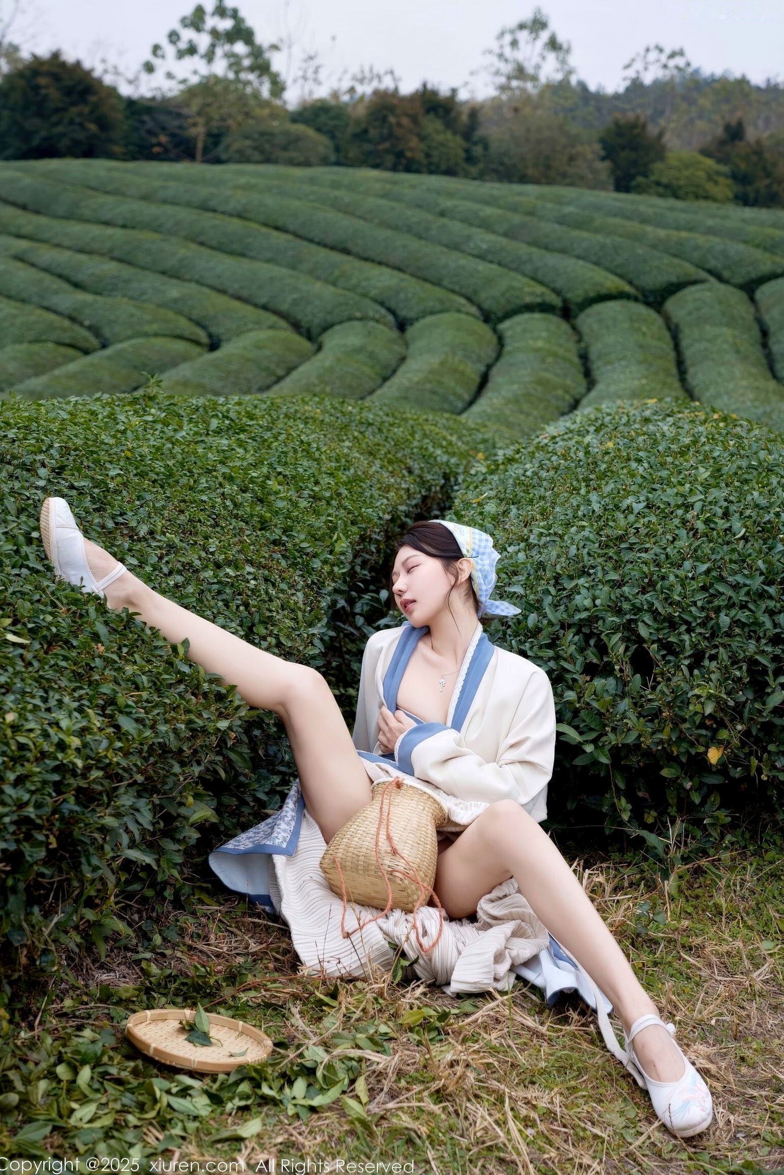 秀人网XiuRen 尹甜甜 采茶女古风白衣户外大尺度写真 清新茶园极品美腿