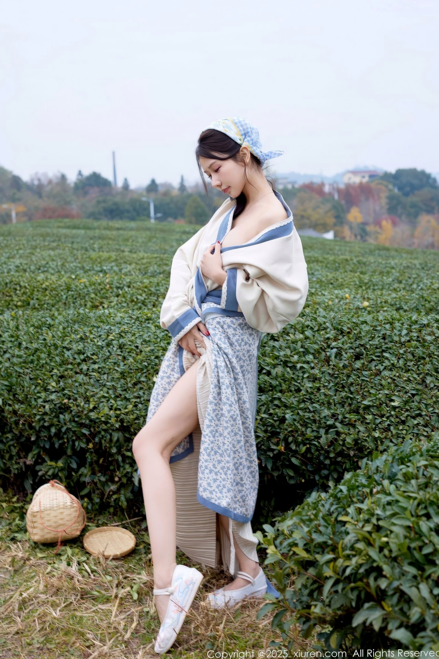 秀人网XiuRen 尹甜甜 采茶女古风白衣户外大尺度写真 清新茶园极品美腿