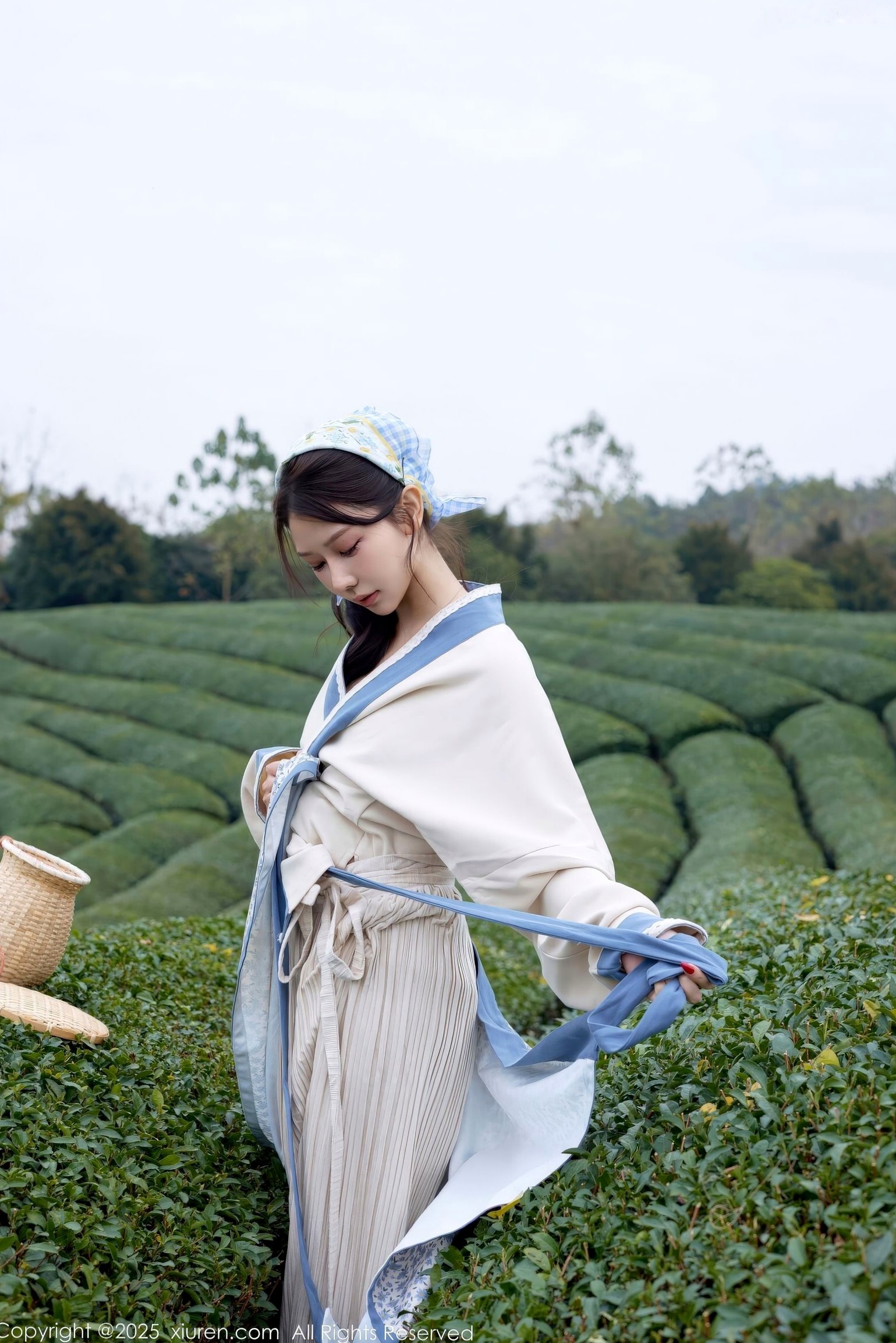 秀人网XiuRen 尹甜甜 采茶女古风白衣户外大尺度写真 清新茶园极品美腿