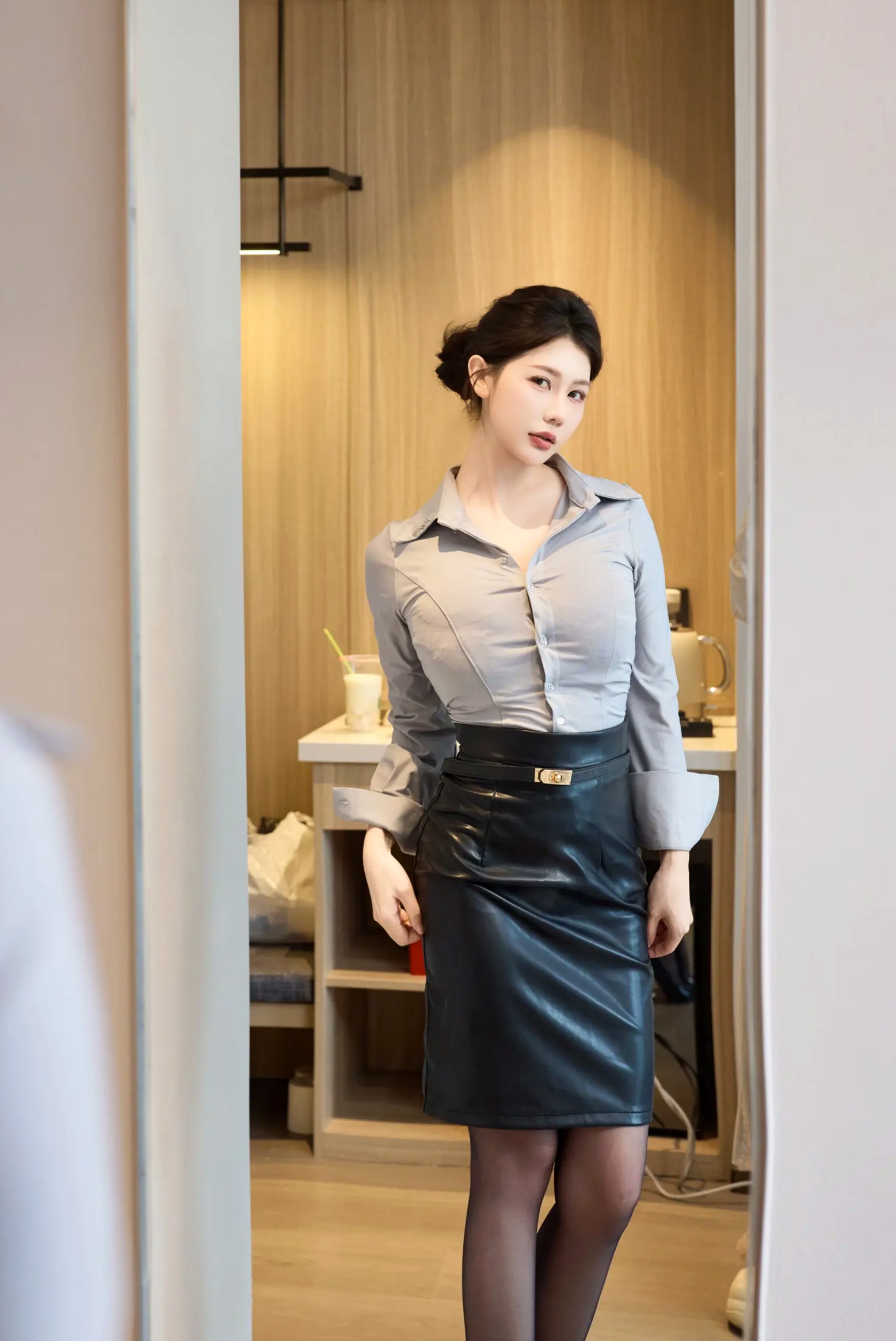 Gallery - 尹甜甜OL职场制服私房写真，紧身皮裙搭配黑丝美腿极致诱惑[97P]性感制服丝袜私房照黑丝 尹甜甜女神私房照_秀色女神 - image 7