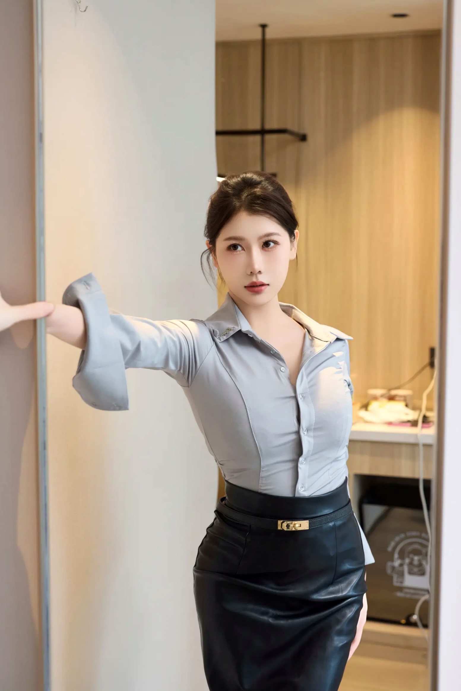 Gallery - 尹甜甜OL职场制服私房写真，紧身皮裙搭配黑丝美腿极致诱惑[97P]性感制服丝袜私房照黑丝 尹甜甜女神私房照_秀色女神 - image 8