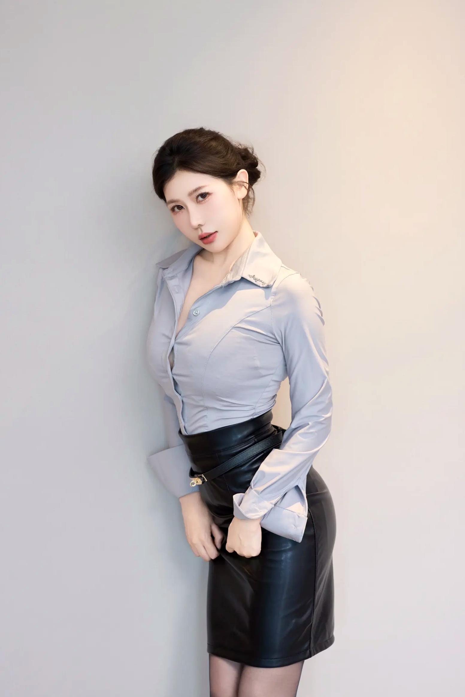 Gallery - 尹甜甜OL职场制服私房写真，紧身皮裙搭配黑丝美腿极致诱惑[97P]性感制服丝袜私房照黑丝 尹甜甜女神私房照_秀色女神 - image 12