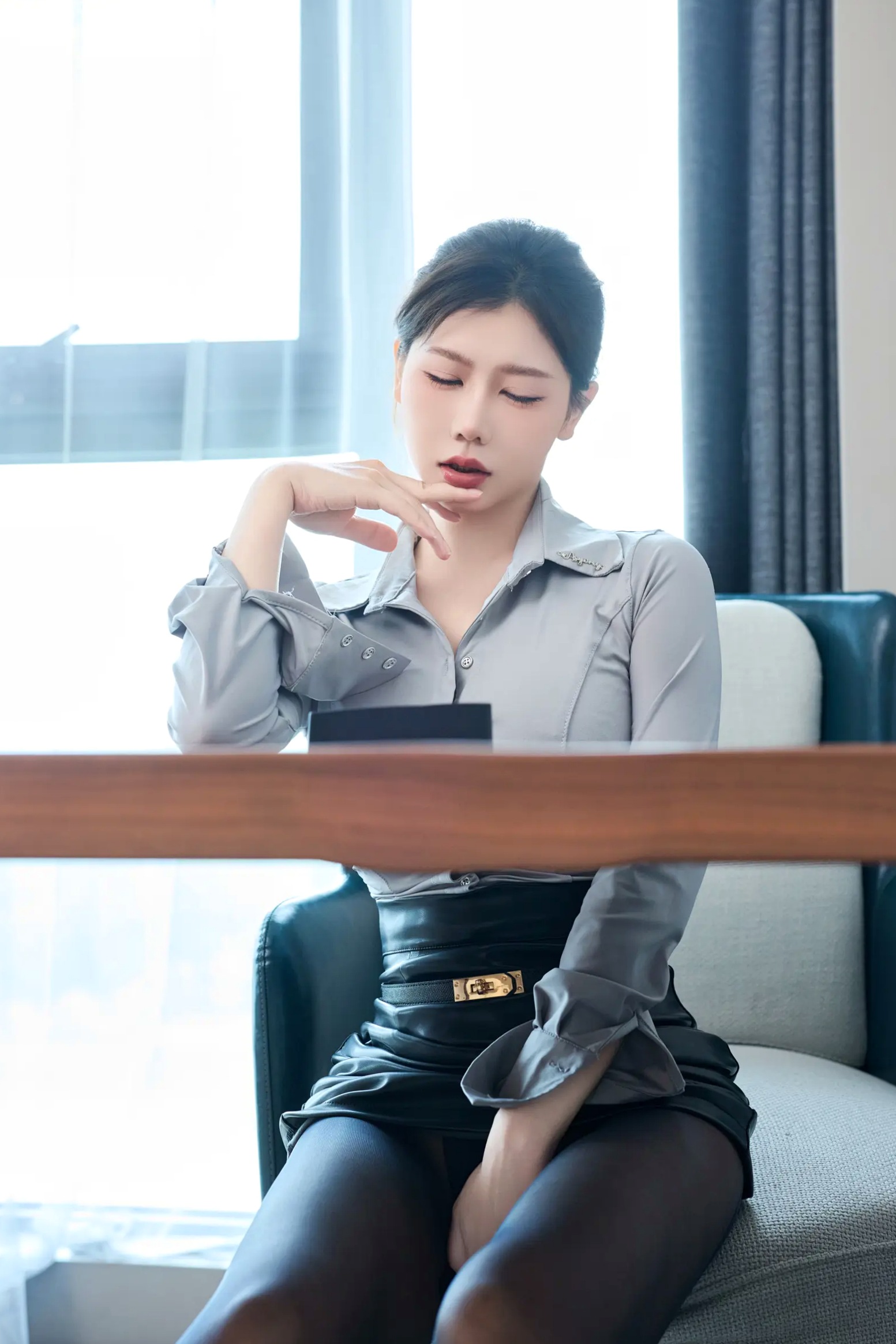 Gallery - 尹甜甜OL职场制服私房写真，紧身皮裙搭配黑丝美腿极致诱惑[97P]性感制服丝袜私房照黑丝 尹甜甜女神私房照_秀色女神 - image 24