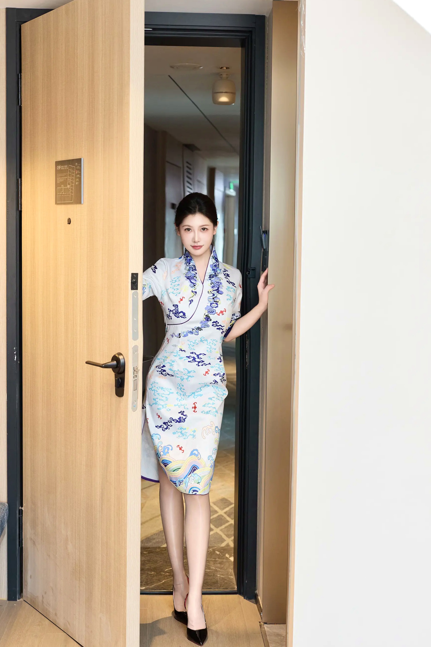尹甜甜 - 空姐的青花旗袍室内私房诱惑丝袜高跟美腿写真 [73P]