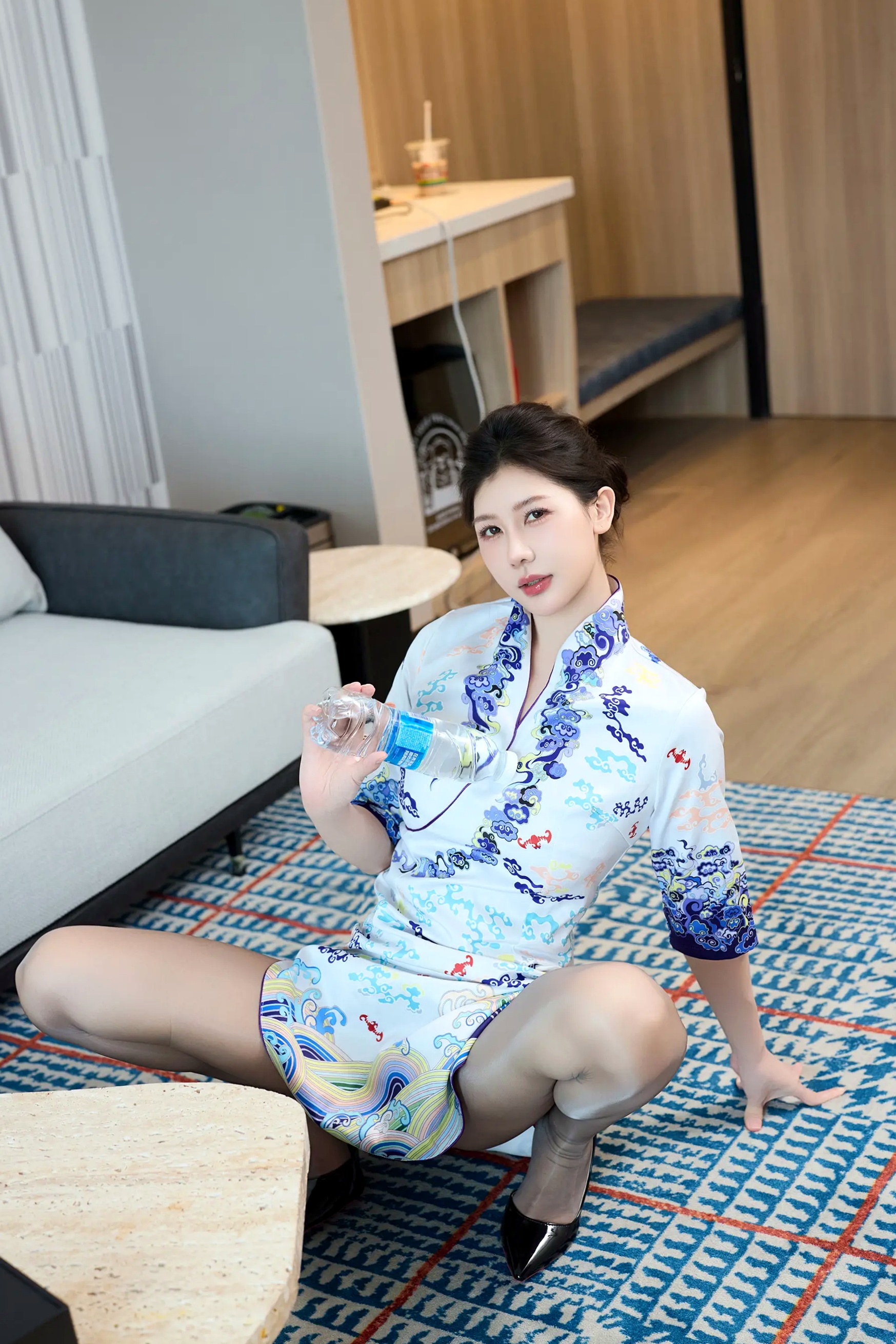 尹甜甜 - 空姐的青花旗袍室内私房诱惑丝袜高跟美腿写真 [73P]