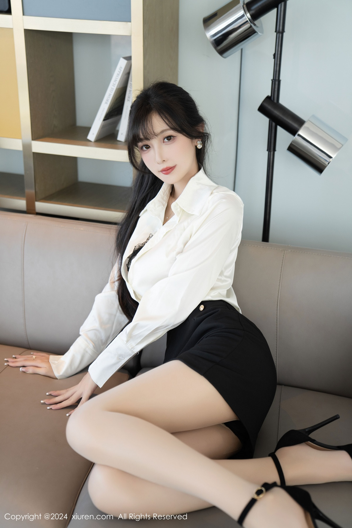 [XiuRen]高清写真图 2024.09.30 No.9237 林星阑 黑丝美腿