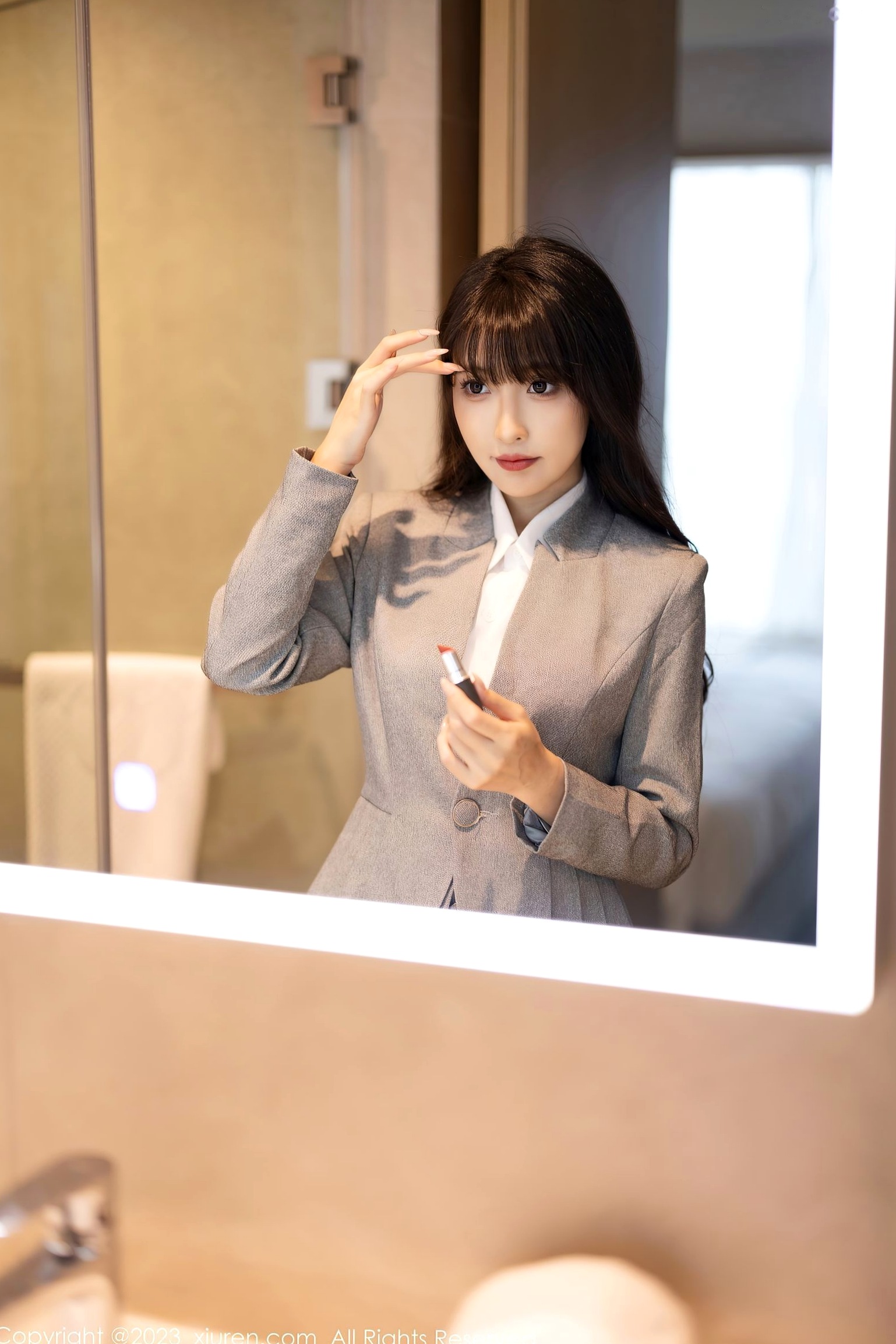 Gallery - 秀人网 - XiuRen 林星阑：灰色职场OL套装与淡蓝紧身短裙，丝袜美腿私房写真，演绎优雅都市女神秀人网 - XiuRen 气质丝袜美腿私房照 林星阑女神私房照_秀色女神 - image 1