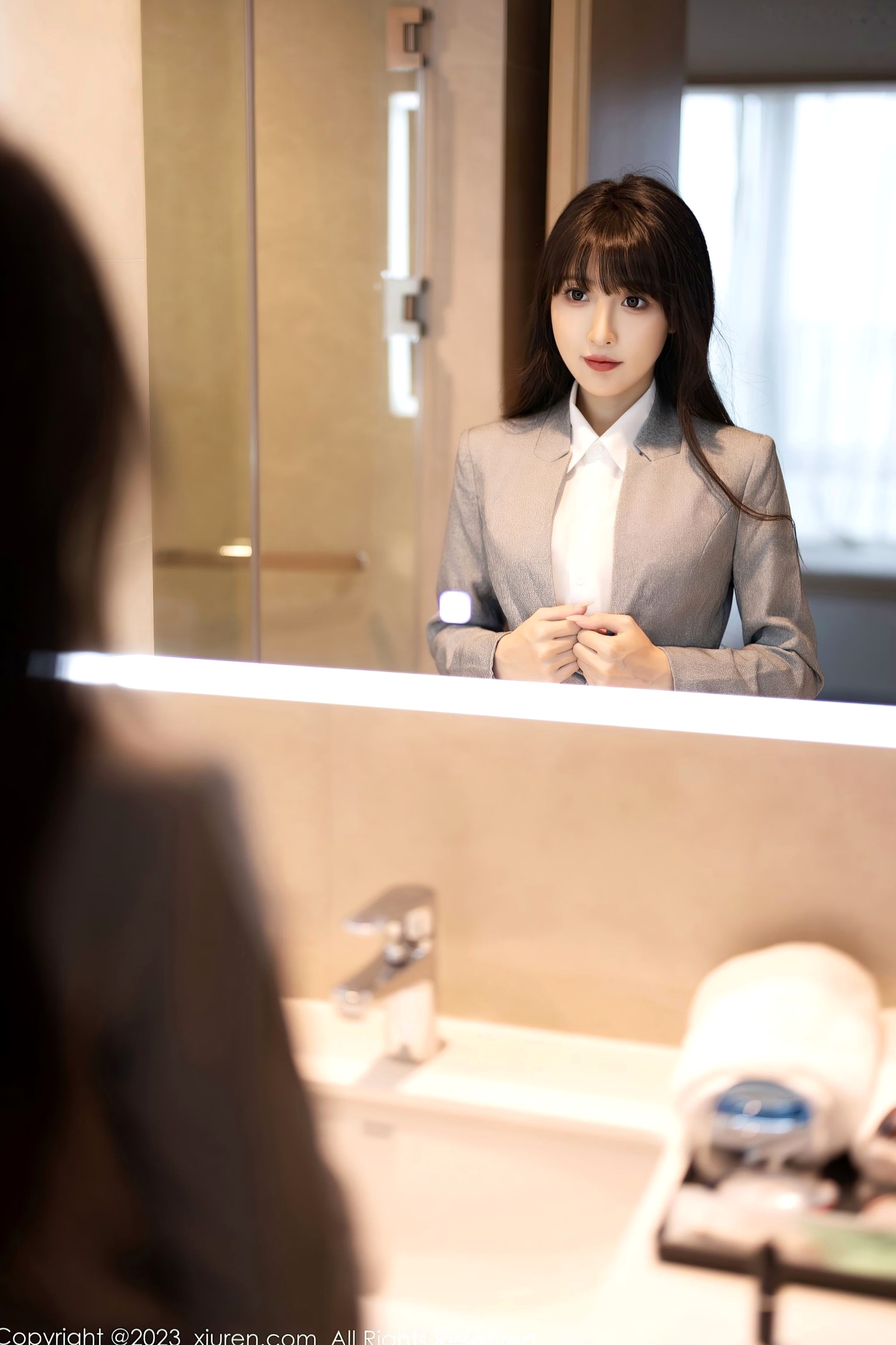 Gallery - 秀人网 - XiuRen 林星阑：灰色职场OL套装与淡蓝紧身短裙，丝袜美腿私房写真，演绎优雅都市女神秀人网 - XiuRen 气质丝袜美腿私房照 林星阑女神私房照_秀色女神 - image 2